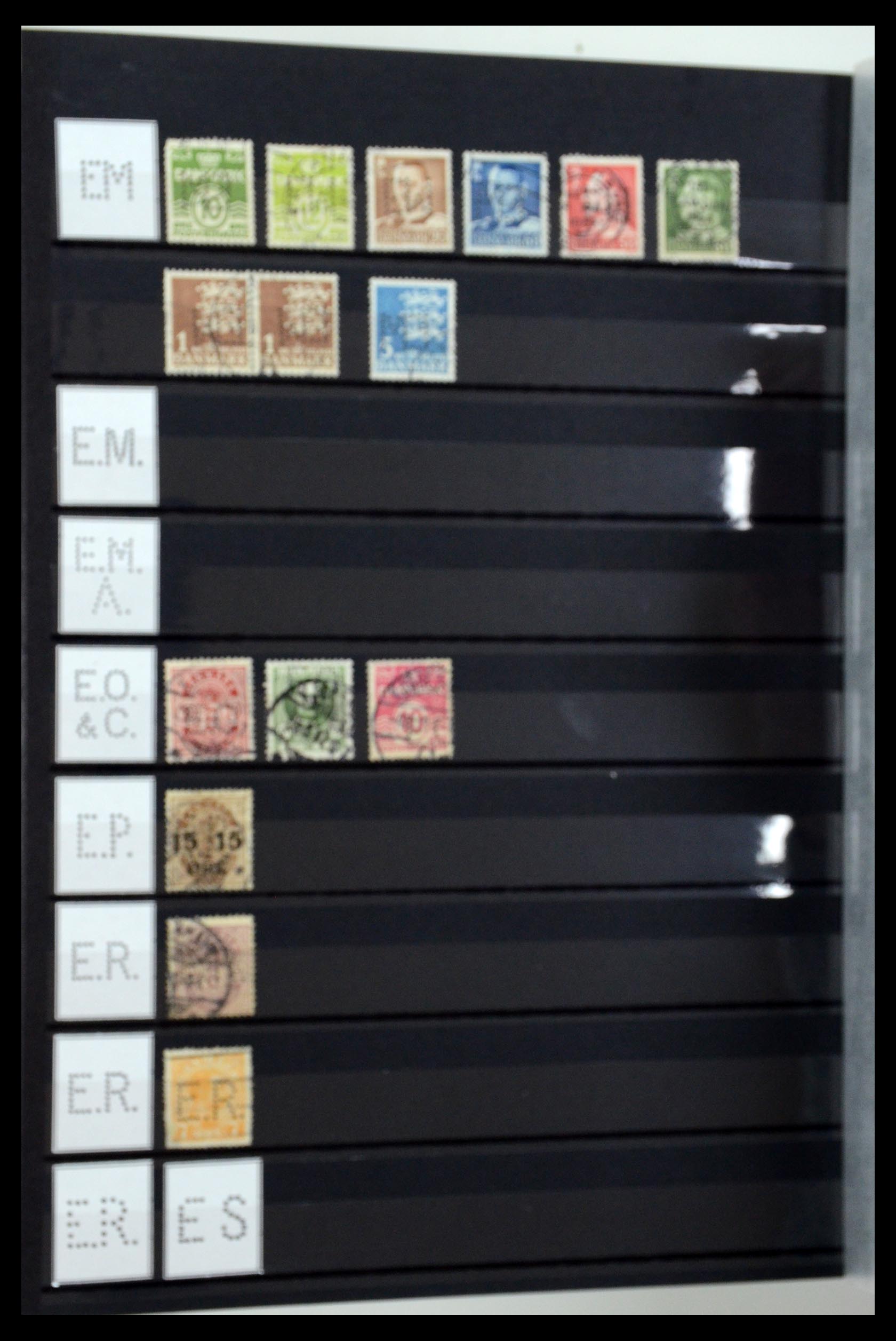 36396 045 - Postzegelverzameling 36396 Denemarken perfins.