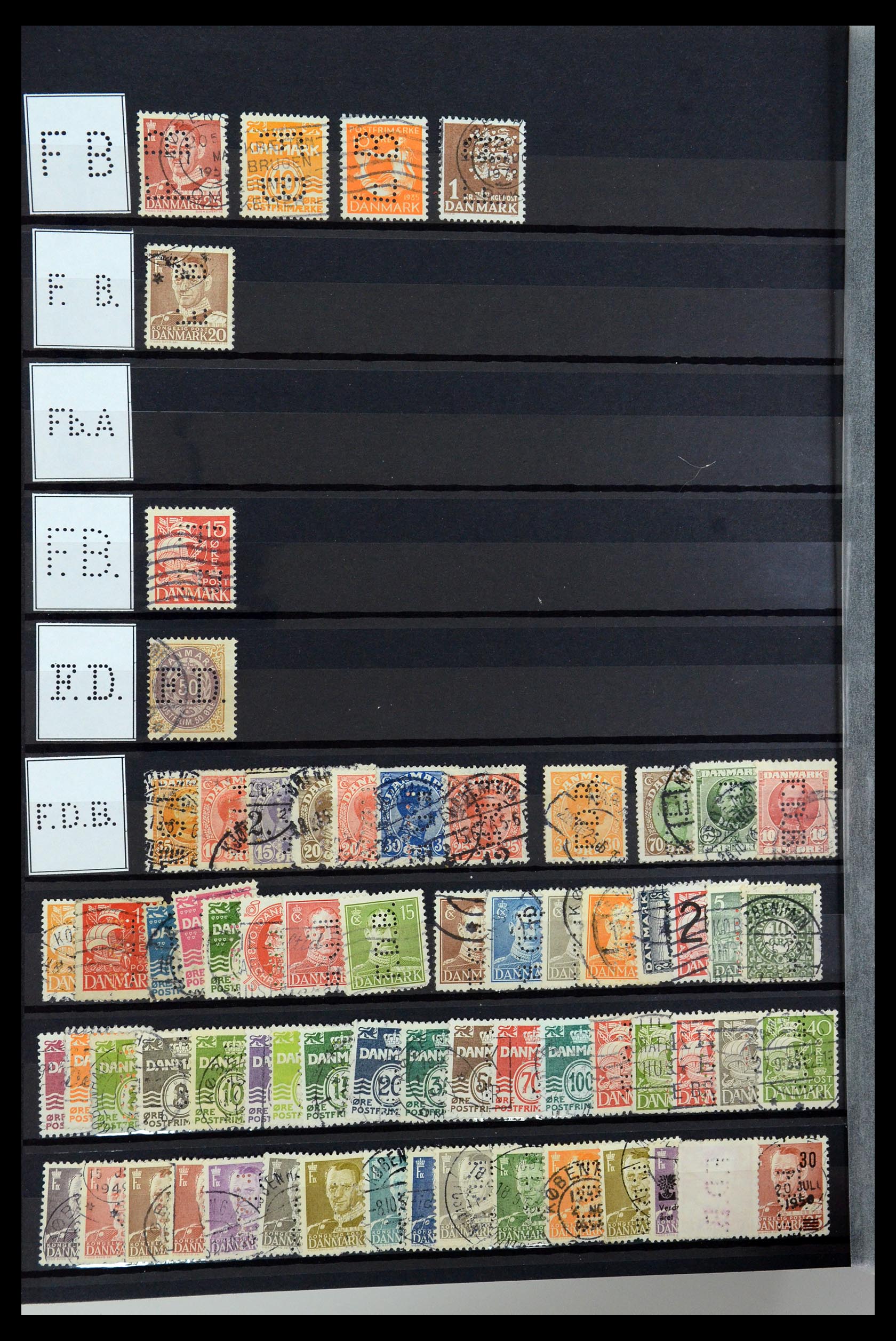 36396 049 - Postzegelverzameling 36396 Denemarken perfins.
