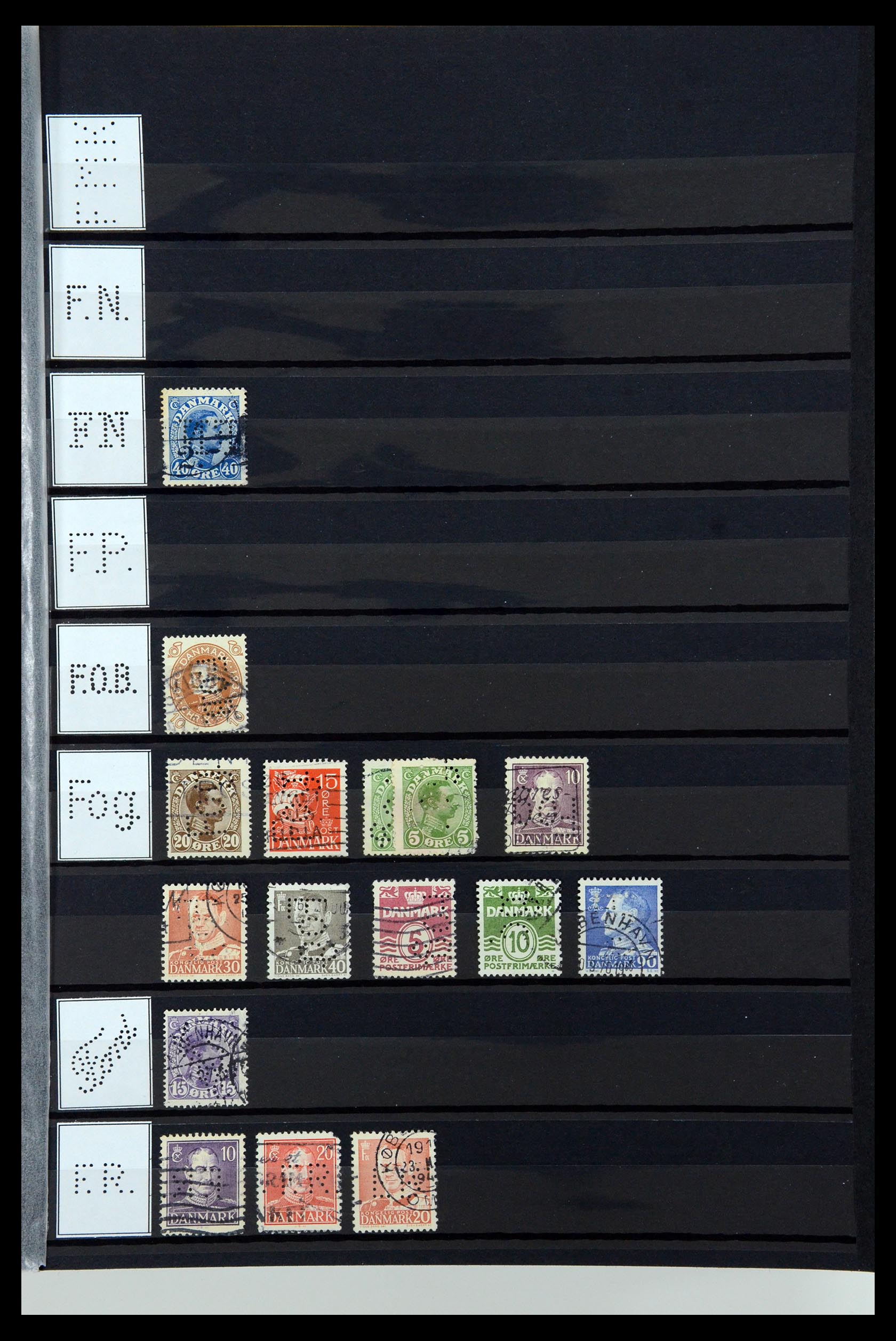 36396 054 - Postzegelverzameling 36396 Denemarken perfins.