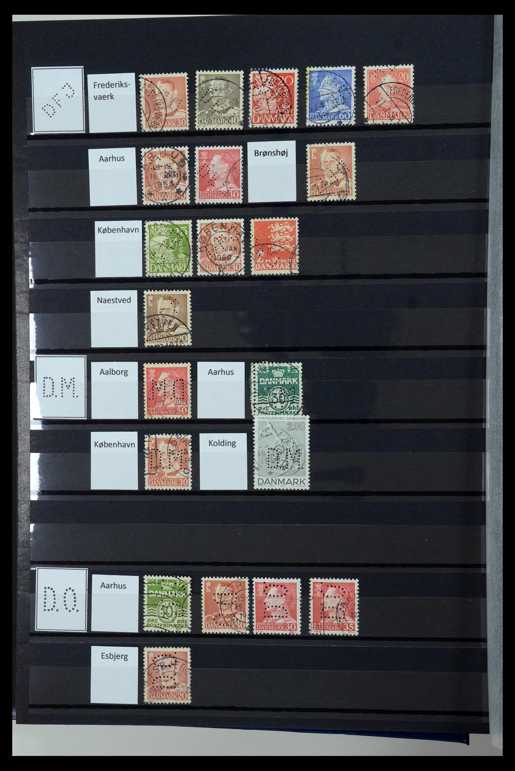 36396 063 - Postzegelverzameling 36396 Denemarken perfins.