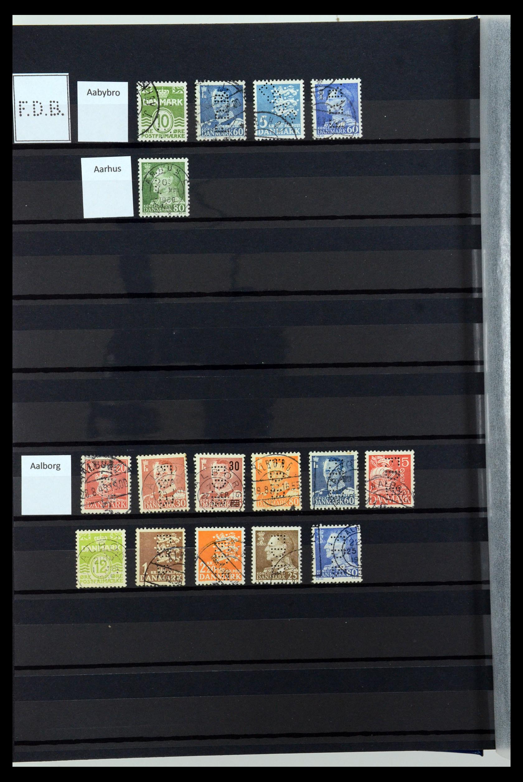 36396 066 - Postzegelverzameling 36396 Denemarken perfins.