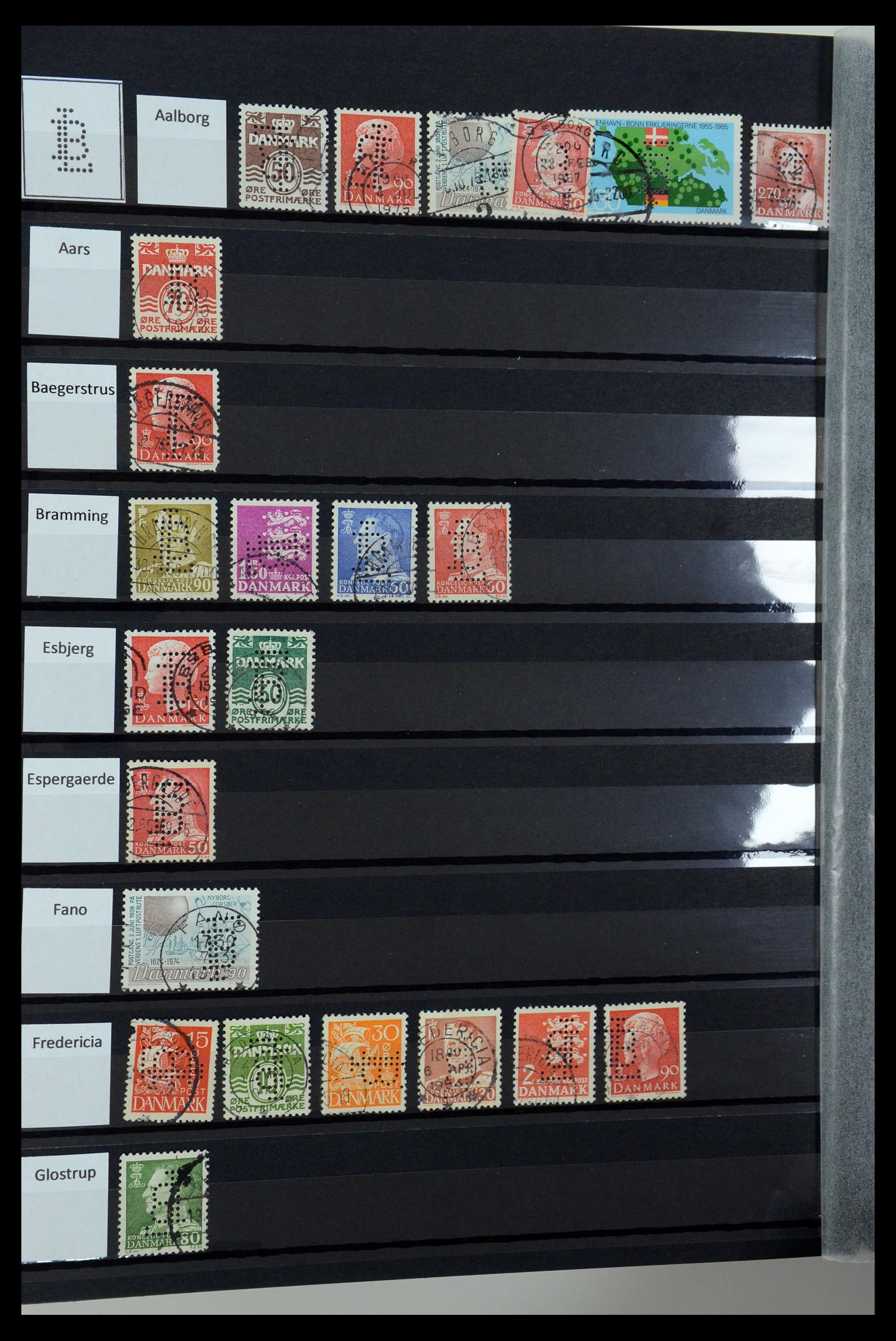 36396 089 - Postzegelverzameling 36396 Denemarken perfins.