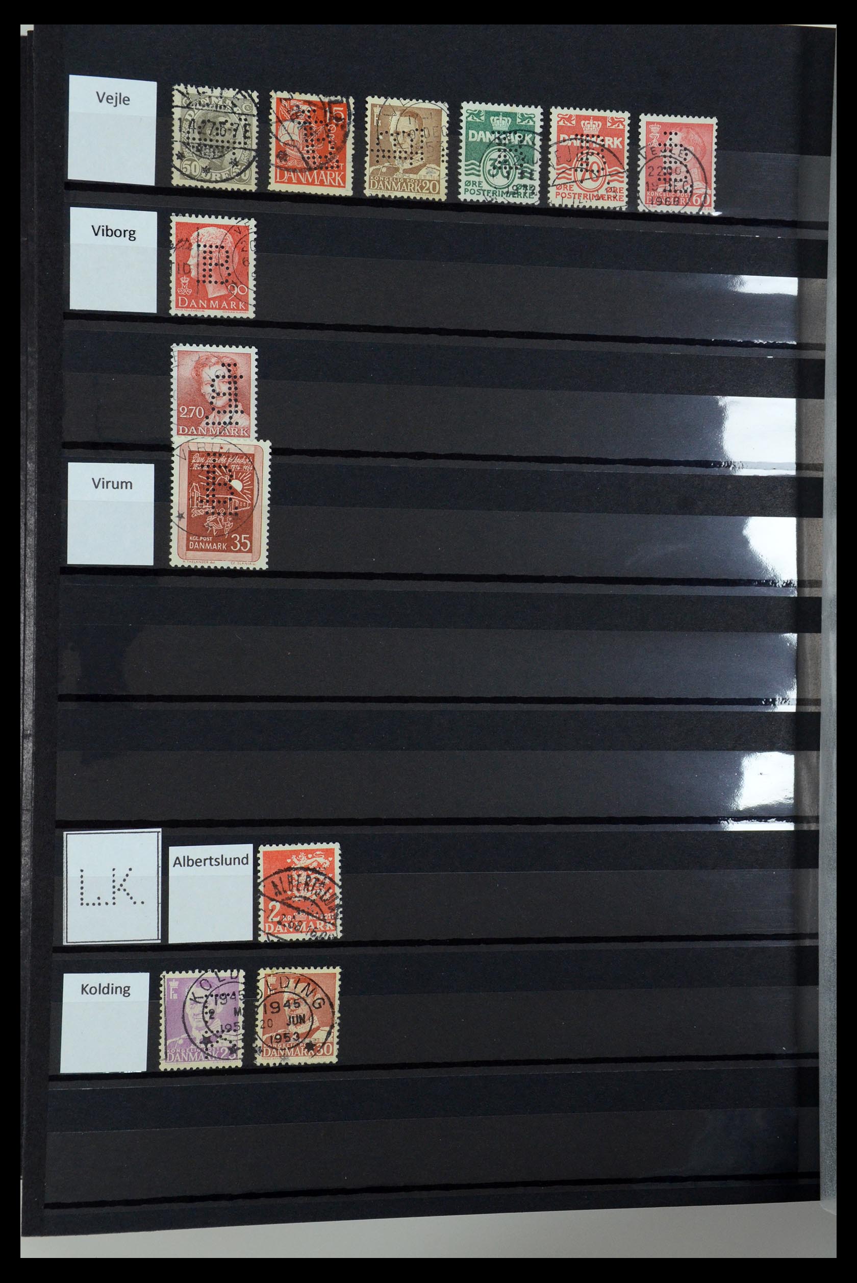 36396 093 - Postzegelverzameling 36396 Denemarken perfins.