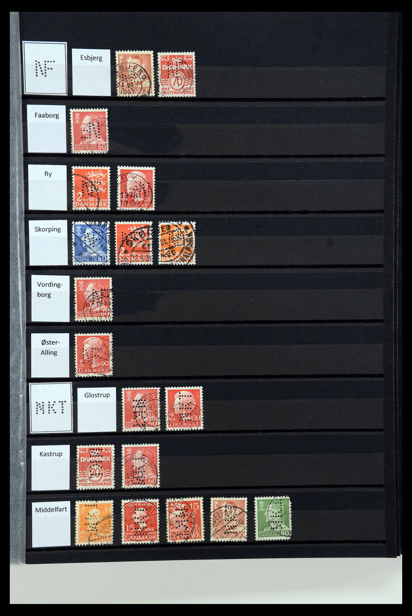 36396 098 - Postzegelverzameling 36396 Denemarken perfins.
