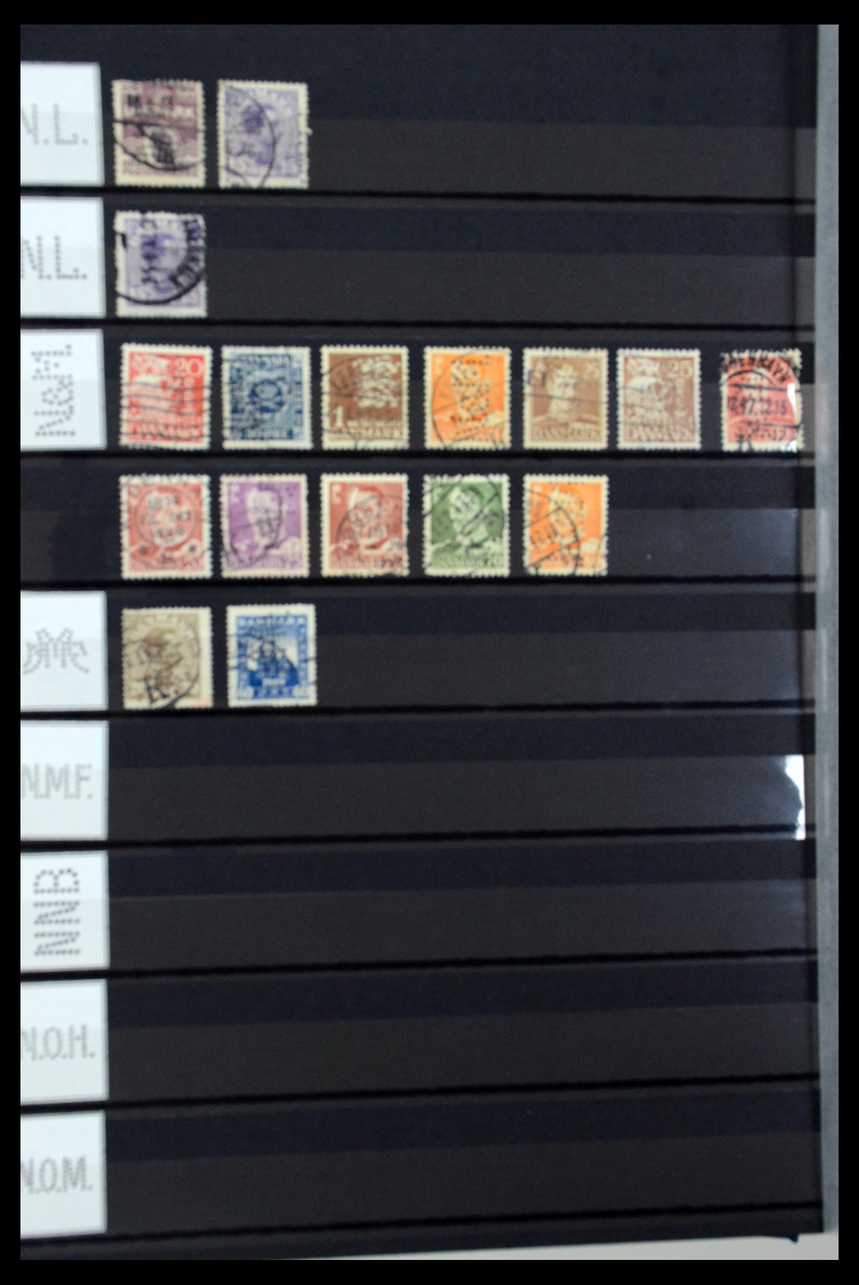 36396 181 - Postzegelverzameling 36396 Denemarken perfins.