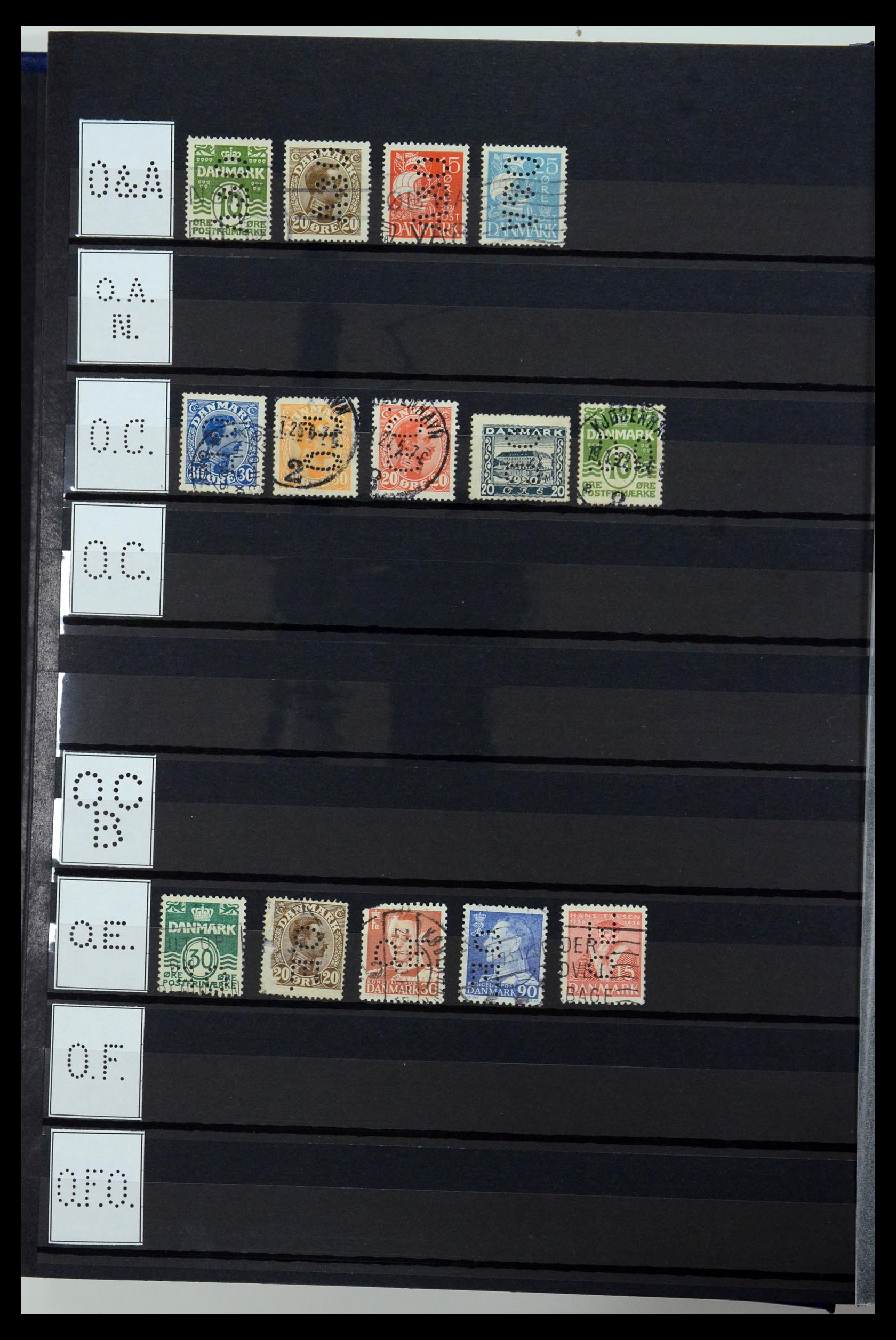 36396 185 - Postzegelverzameling 36396 Denemarken perfins.