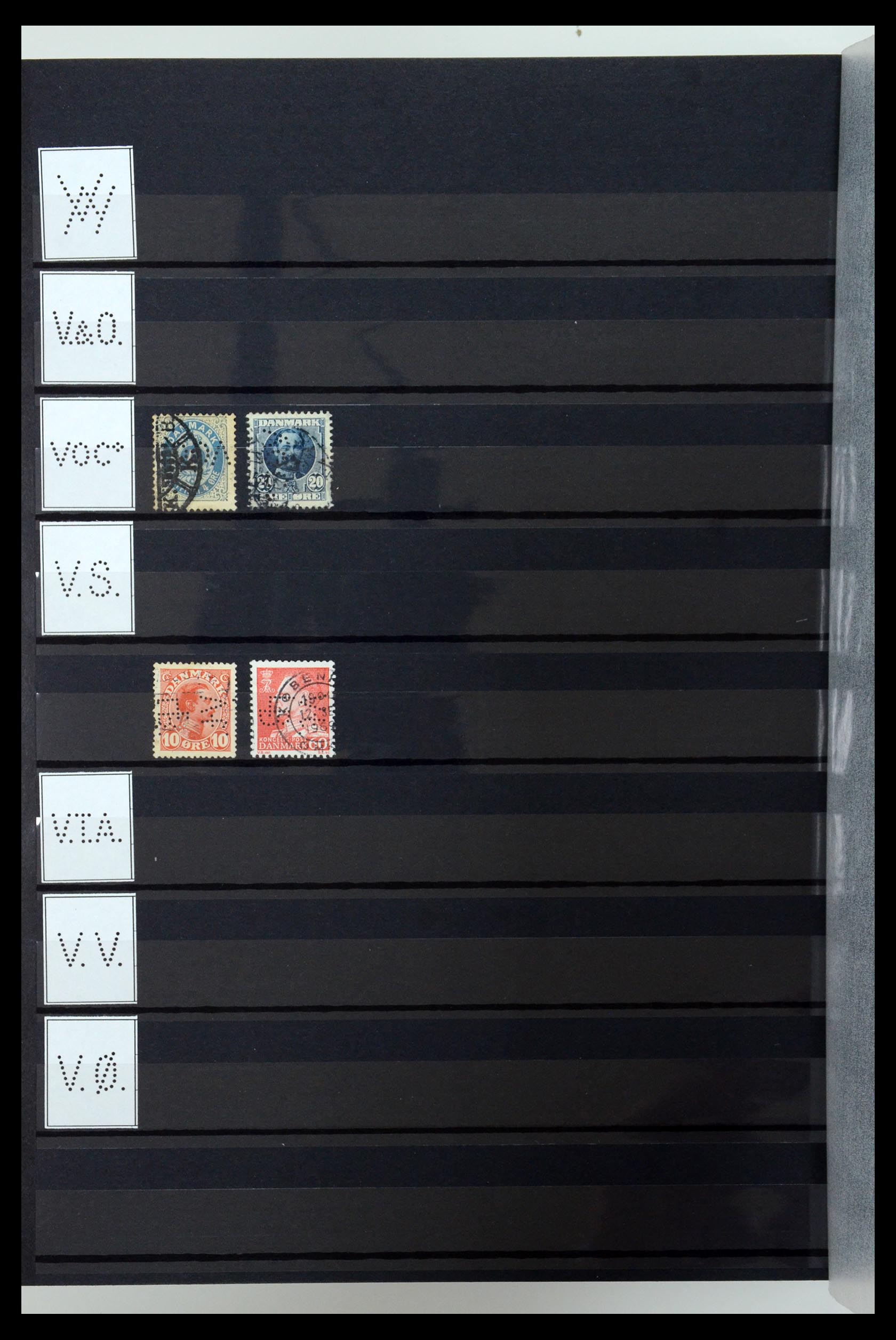 36396 222 - Postzegelverzameling 36396 Denemarken perfins.