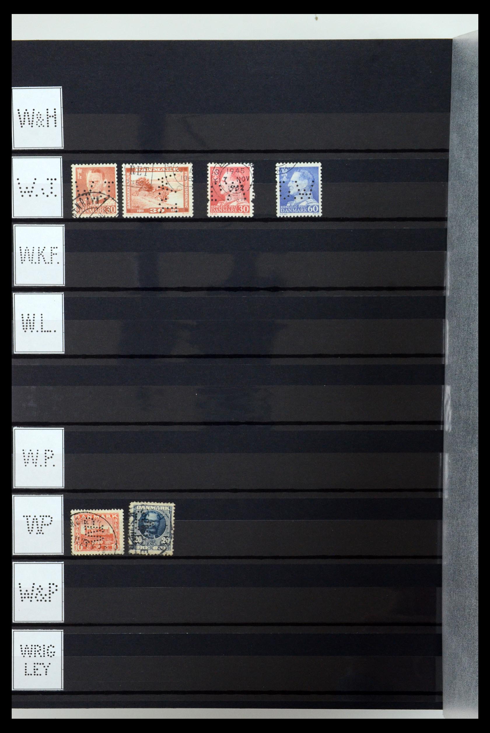 36396 225 - Postzegelverzameling 36396 Denemarken perfins.