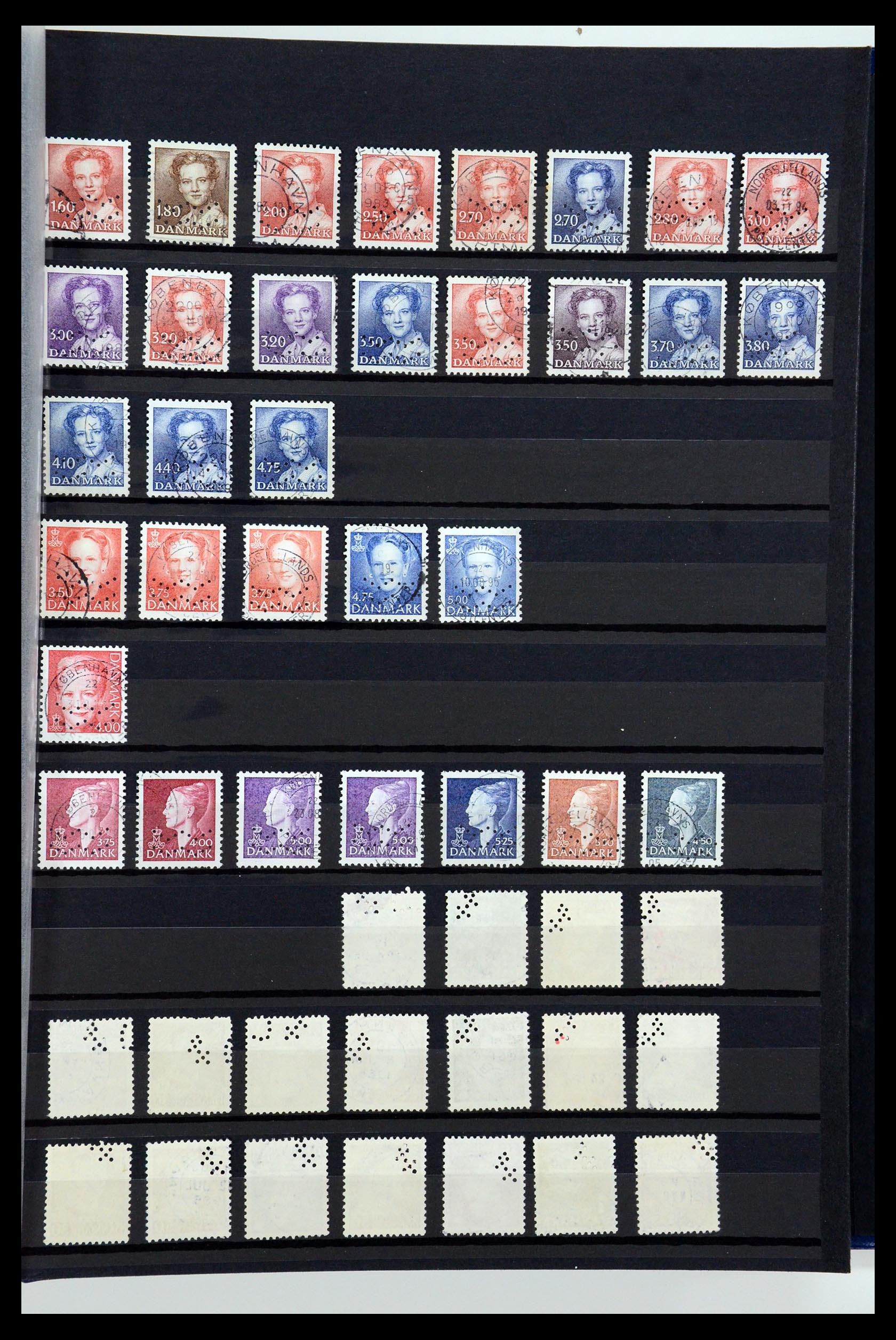 36396 233 - Postzegelverzameling 36396 Denemarken perfins.