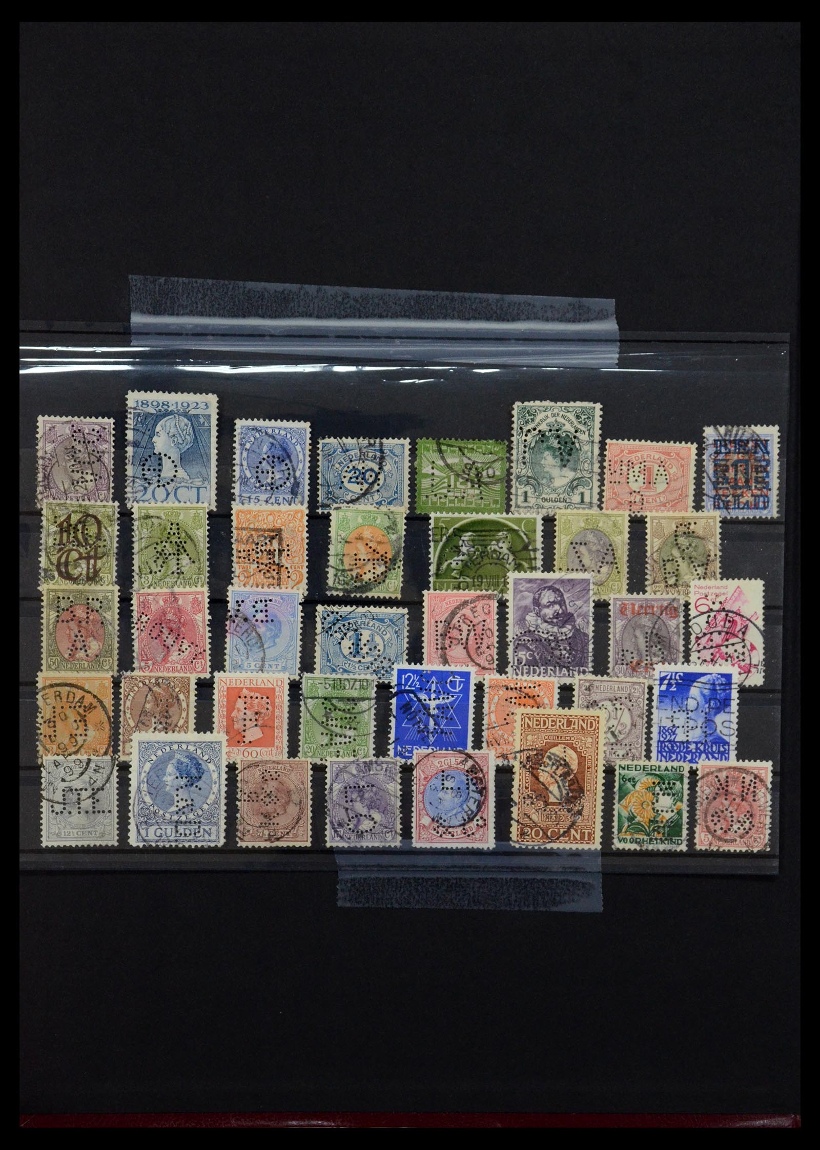 36400 001 - Postzegelverzameling 36400 Nederland perfins 1872-1980.