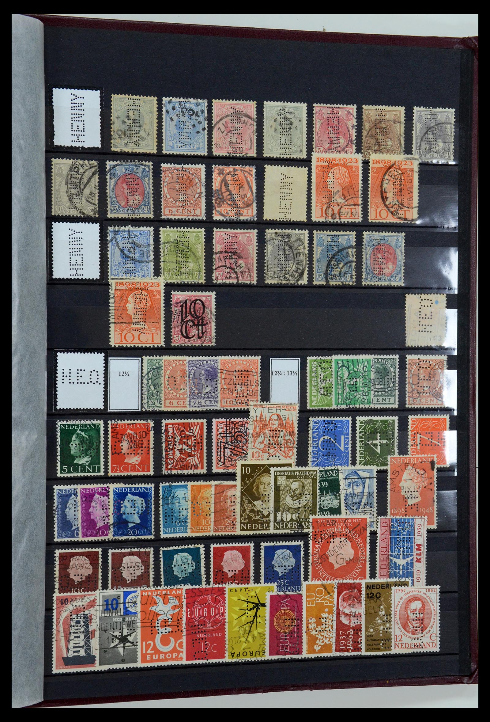 36400 061 - Postzegelverzameling 36400 Nederland perfins 1872-1980.