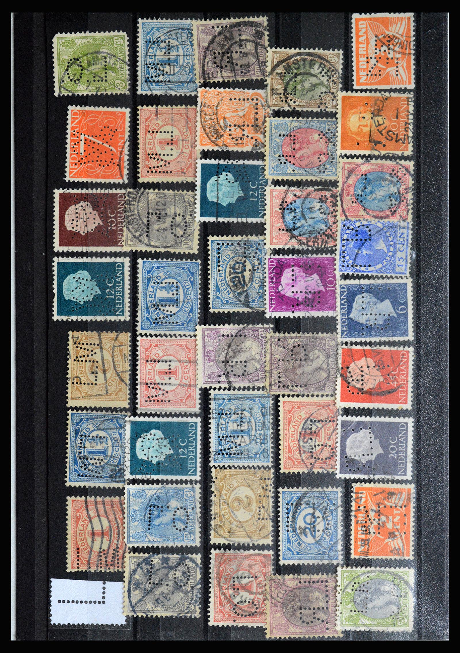 36849 015 - Postzegelverzameling 36849 Nederland perfins 1891-1960.