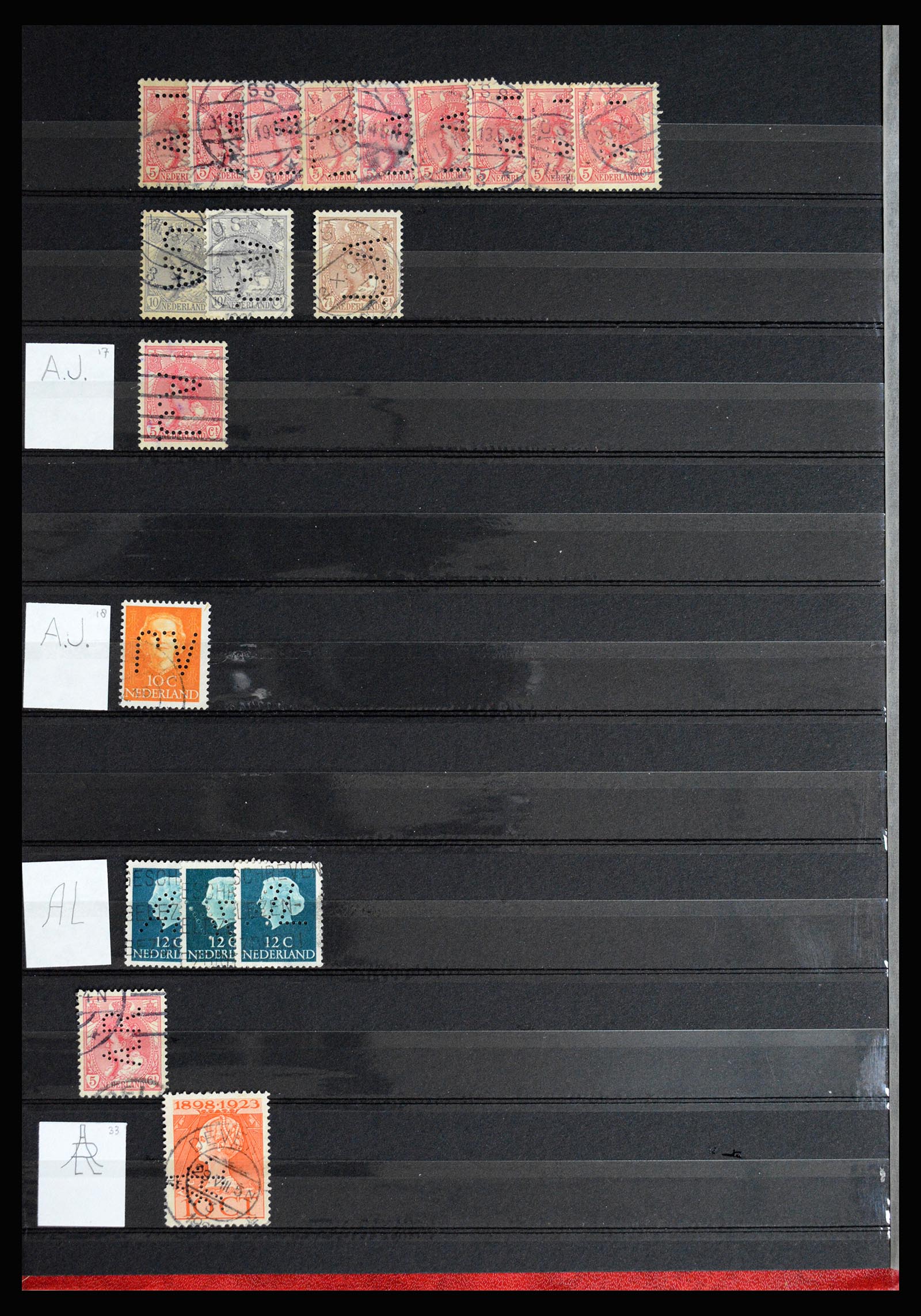 37054 002 - Postzegelverzameling 37054 Nederland perfins 1890-1960.