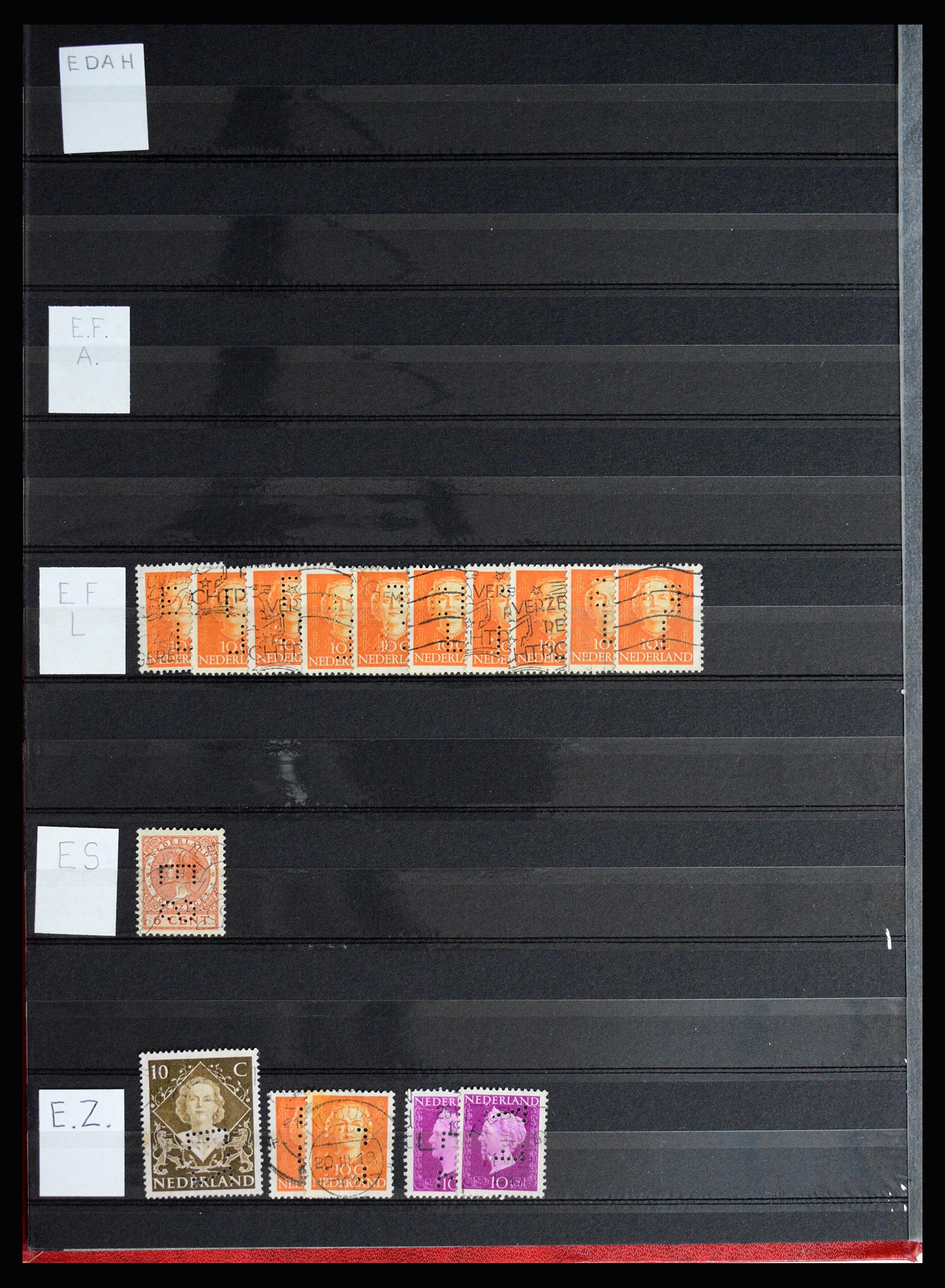37054 010 - Postzegelverzameling 37054 Nederland perfins 1890-1960.