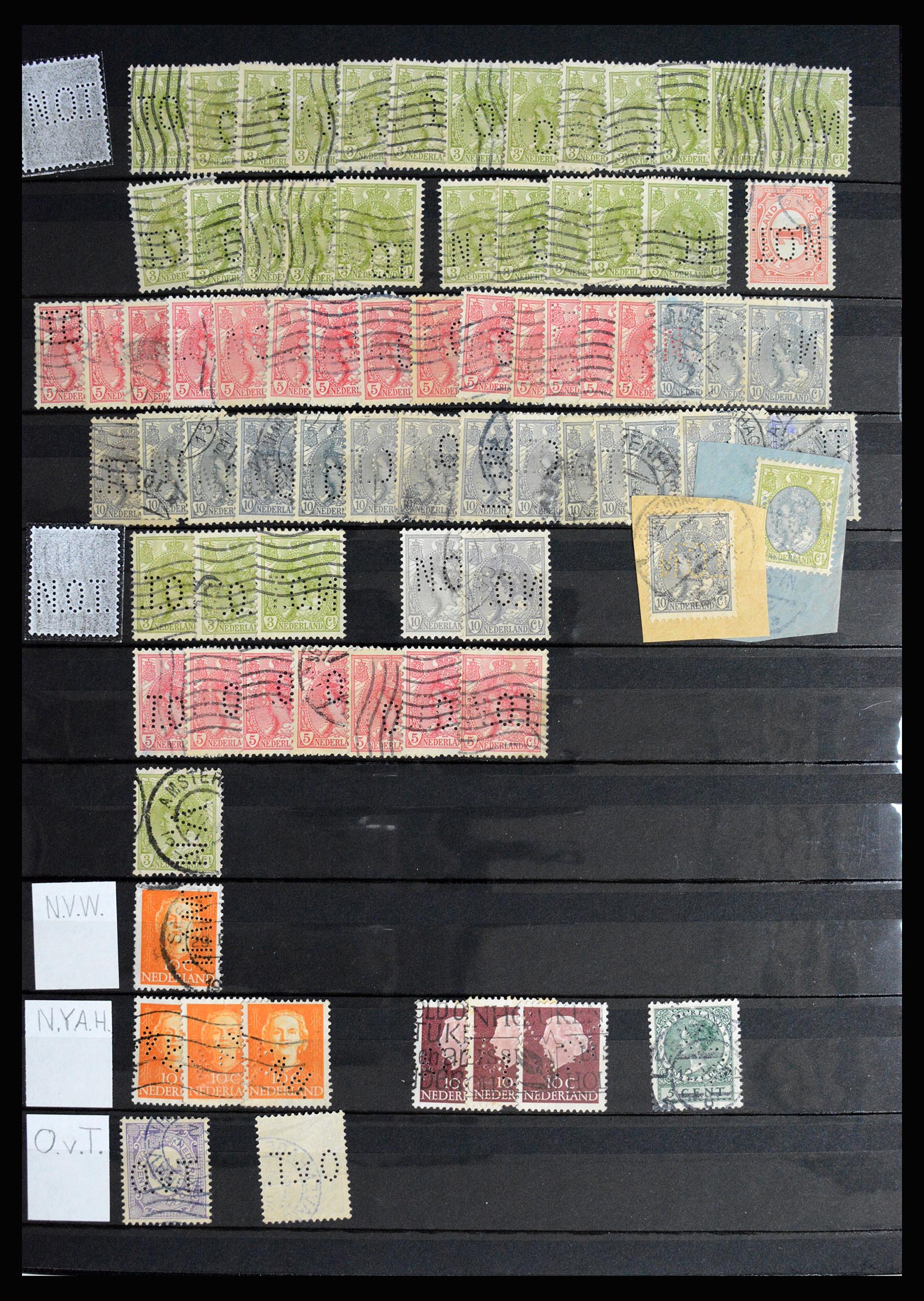 37054 034 - Postzegelverzameling 37054 Nederland perfins 1890-1960.