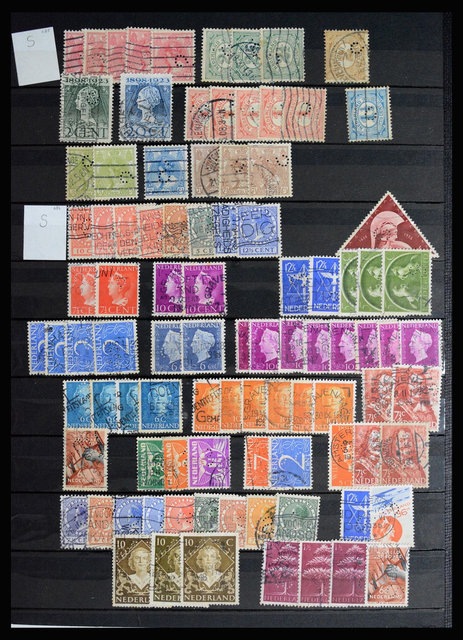 37054 040 - Postzegelverzameling 37054 Nederland perfins 1890-1960.
