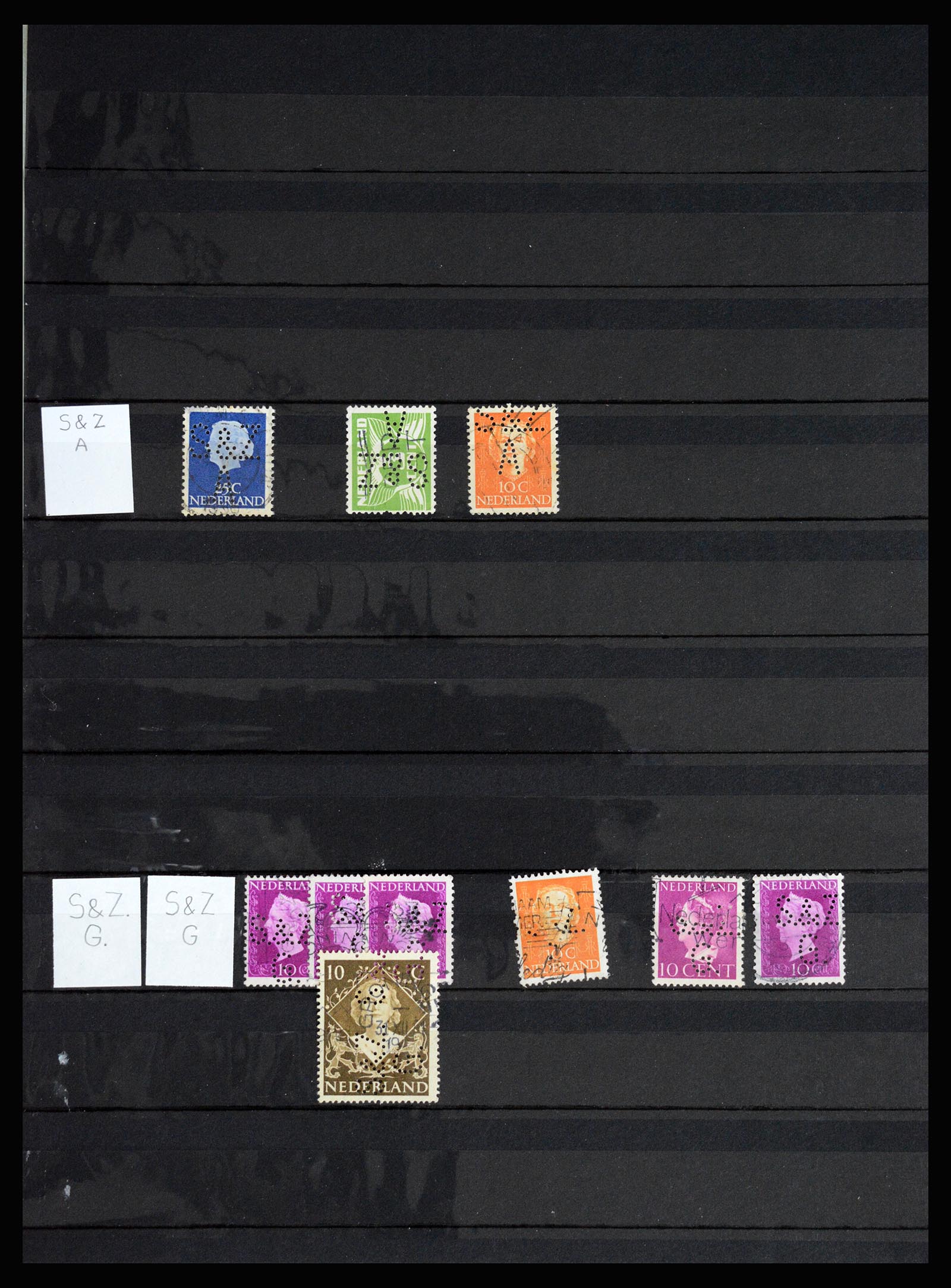 37054 043 - Postzegelverzameling 37054 Nederland perfins 1890-1960.