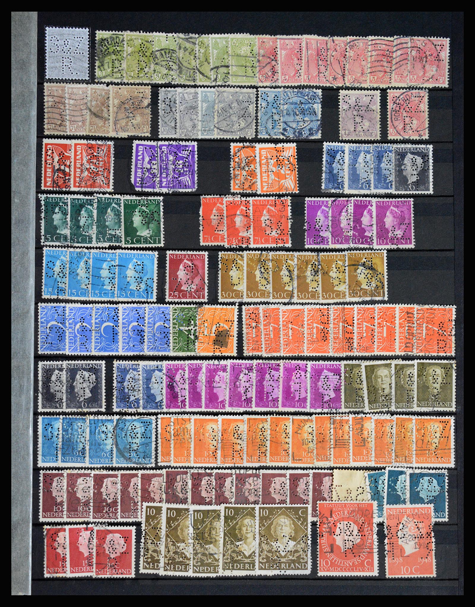 37054 045 - Postzegelverzameling 37054 Nederland perfins 1890-1960.
