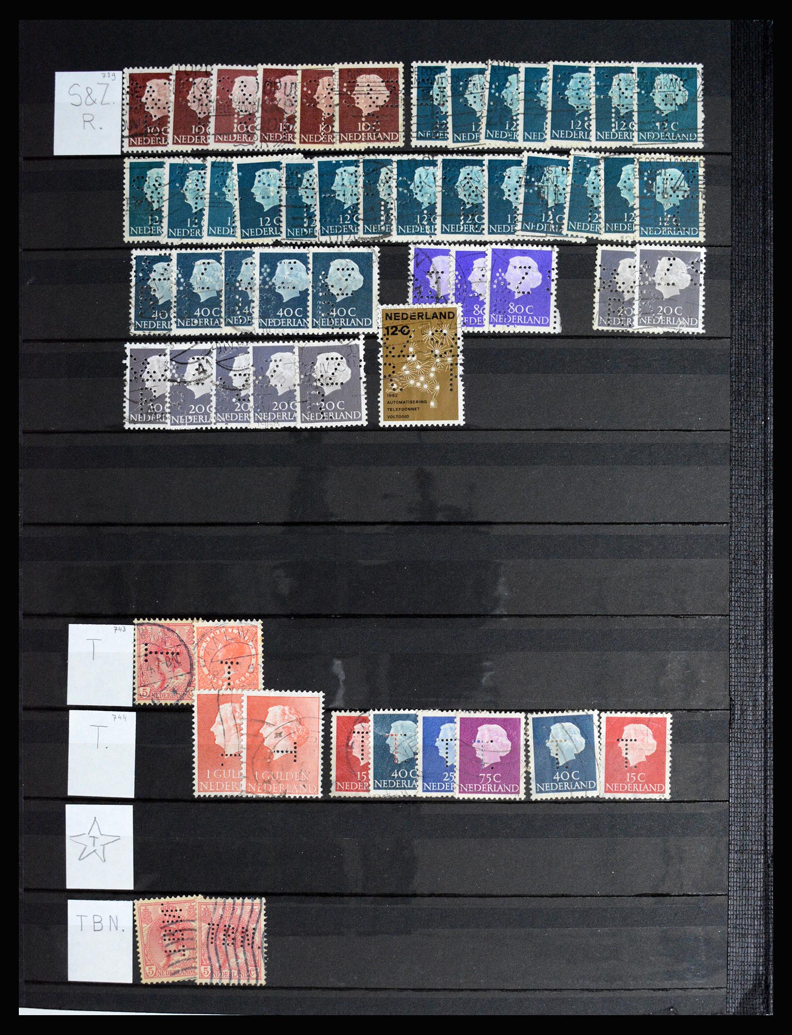 37054 046 - Postzegelverzameling 37054 Nederland perfins 1890-1960.