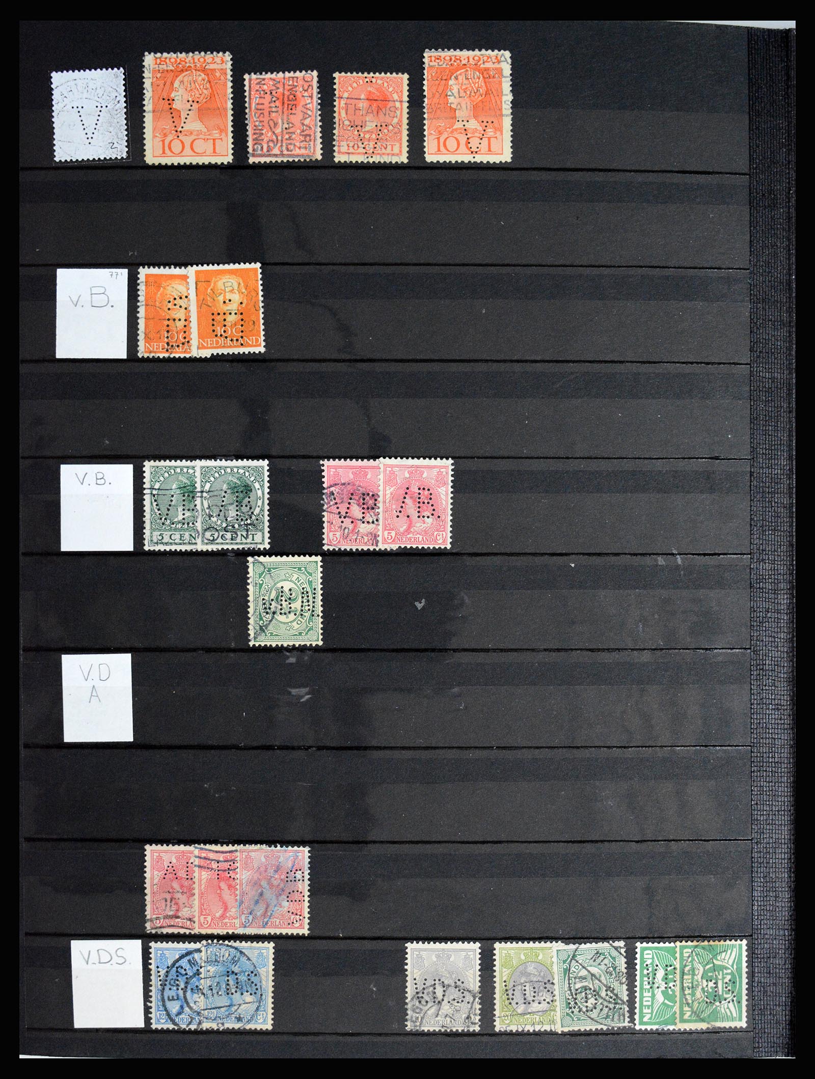 37054 047 - Postzegelverzameling 37054 Nederland perfins 1890-1960.