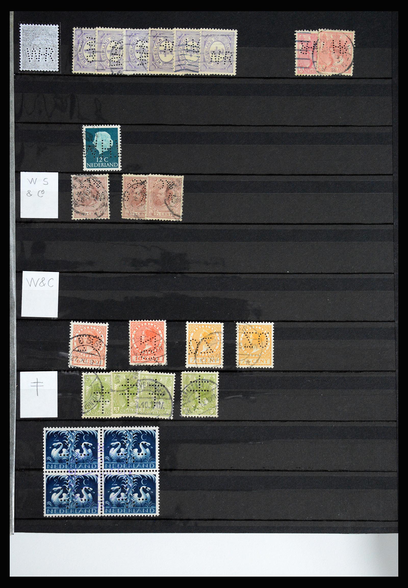 37054 053 - Postzegelverzameling 37054 Nederland perfins 1890-1960.