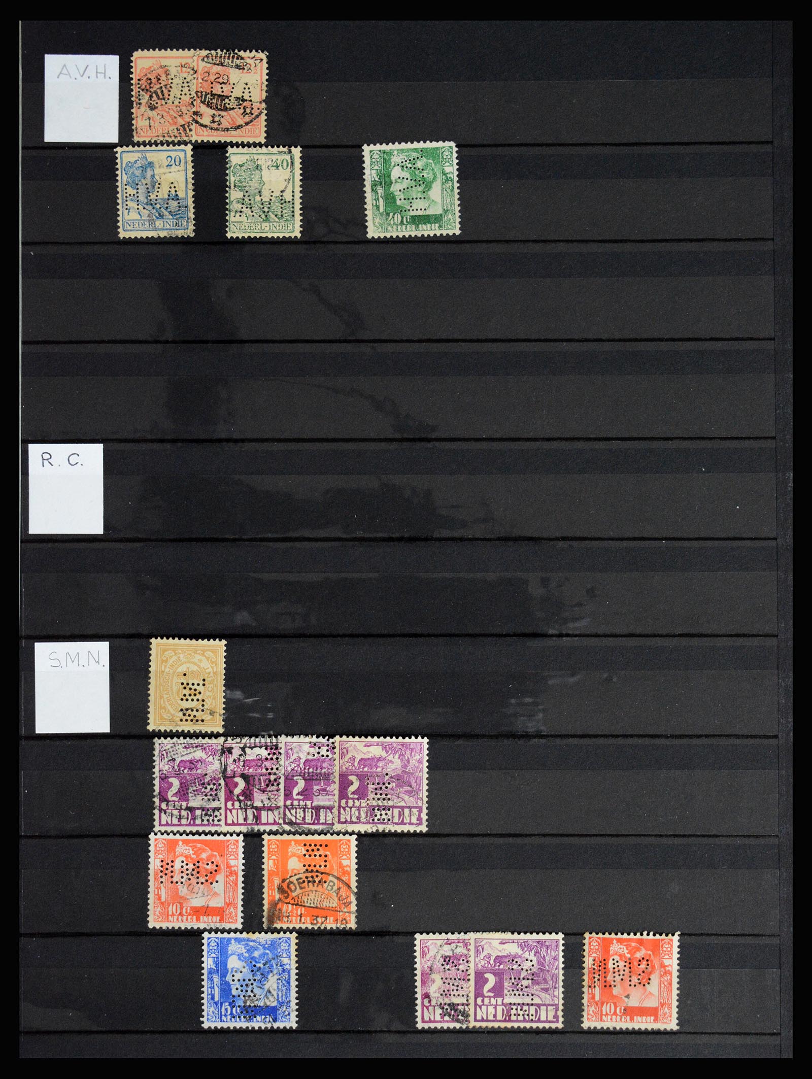 37054 055 - Postzegelverzameling 37054 Nederland perfins 1890-1960.