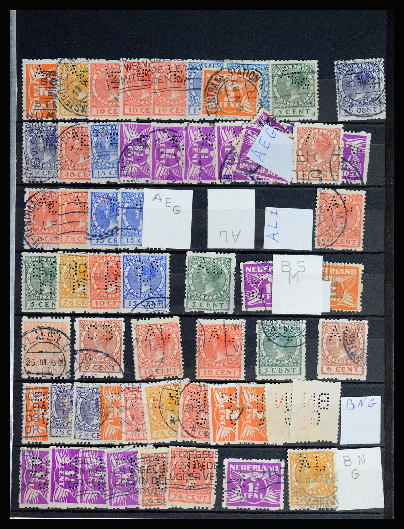 37054 061 - Postzegelverzameling 37054 Nederland perfins 1890-1960.