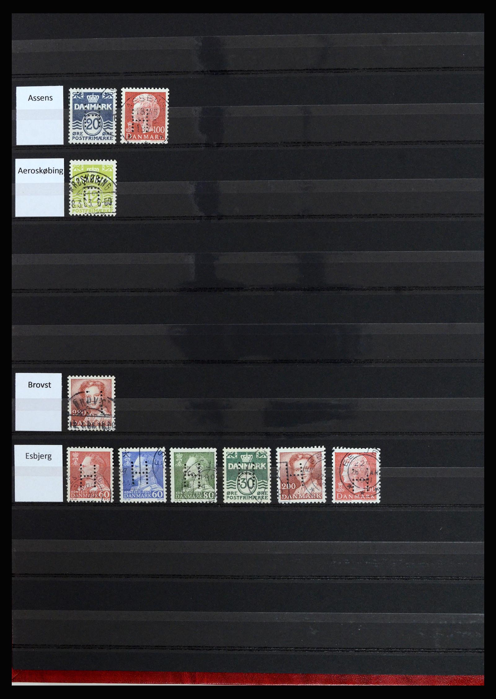 37056 002 - Postzegelverzameling 37056 Denemarken perfins.