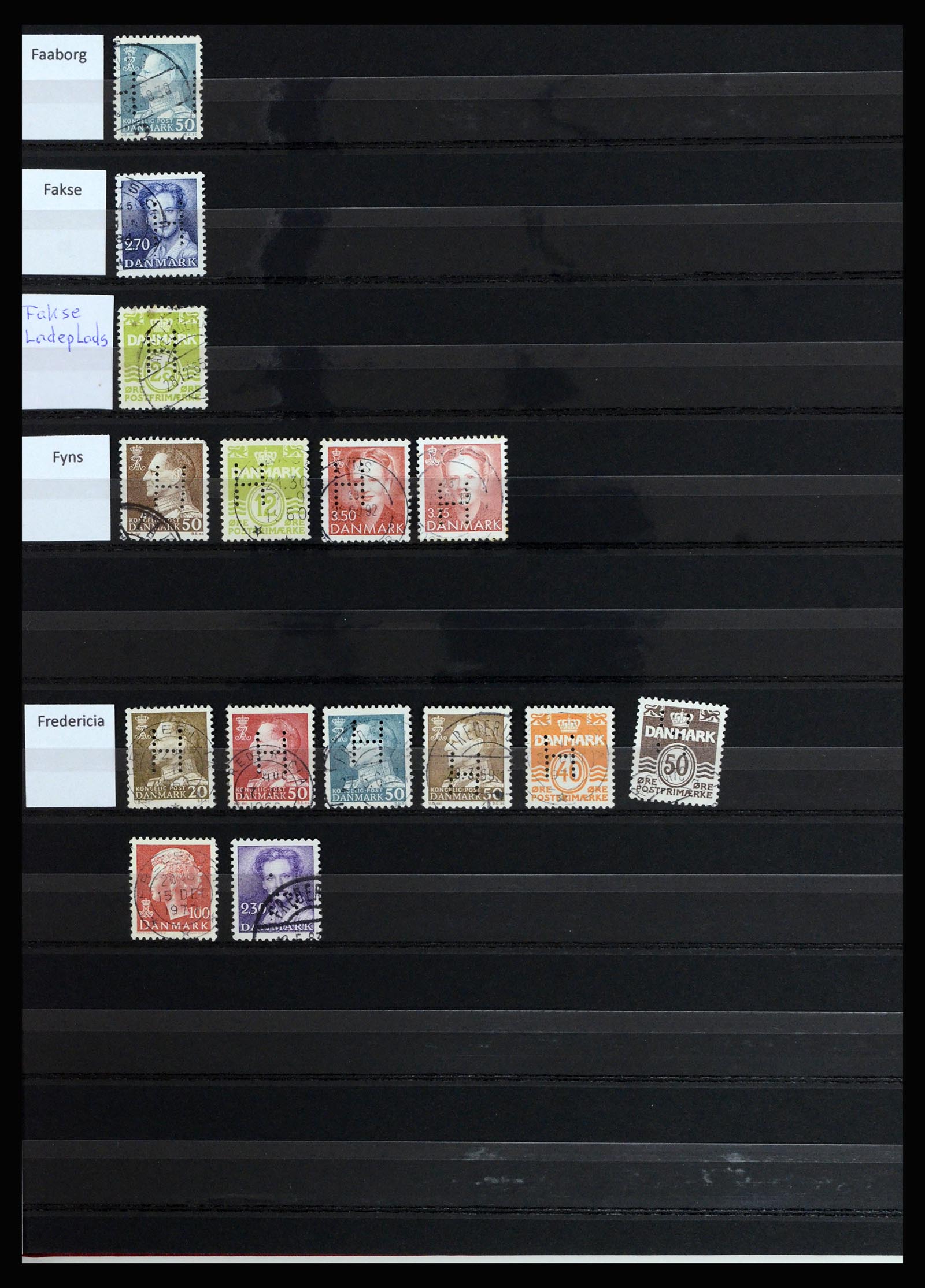 37056 003 - Postzegelverzameling 37056 Denemarken perfins.