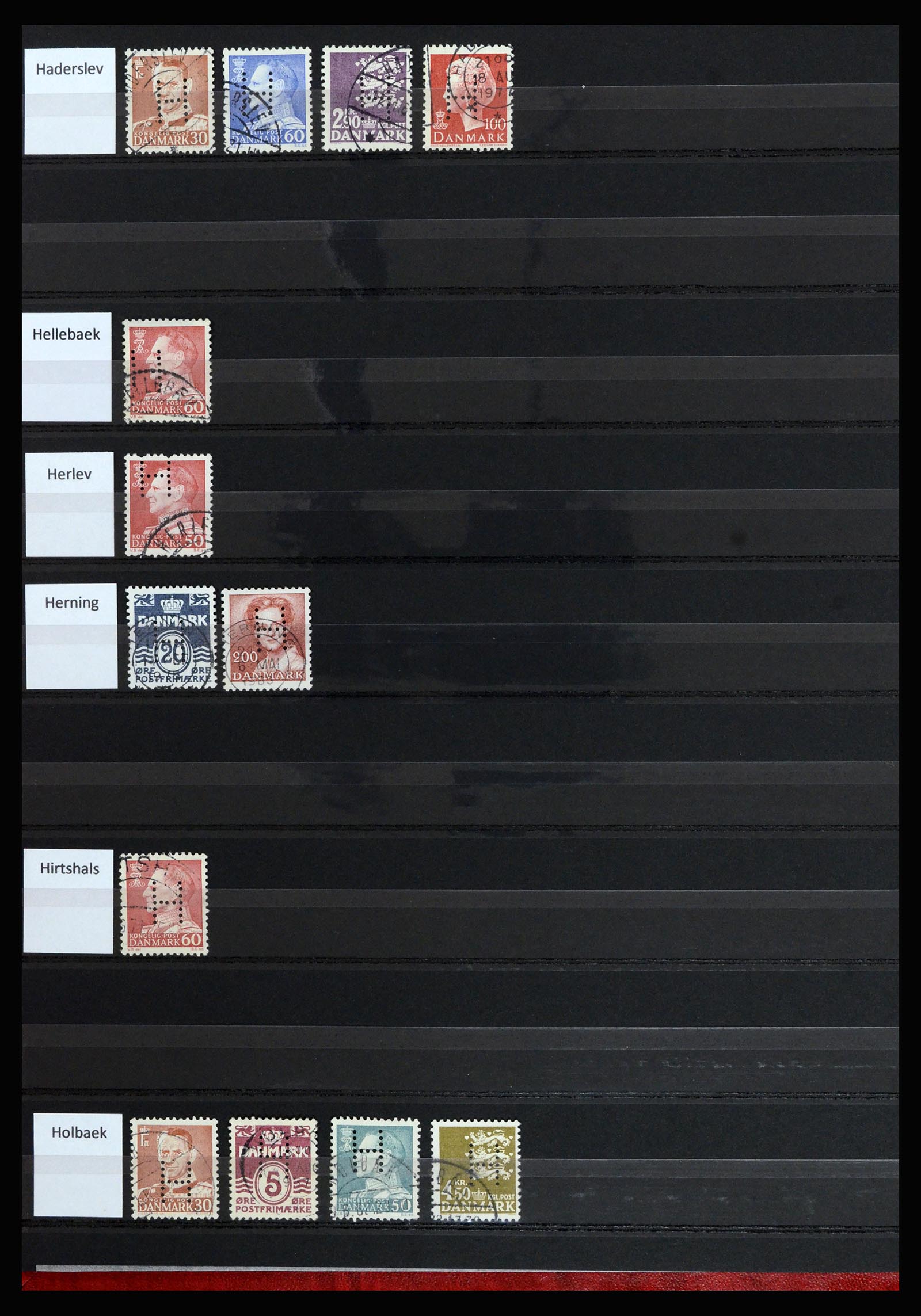 37056 004 - Postzegelverzameling 37056 Denemarken perfins.