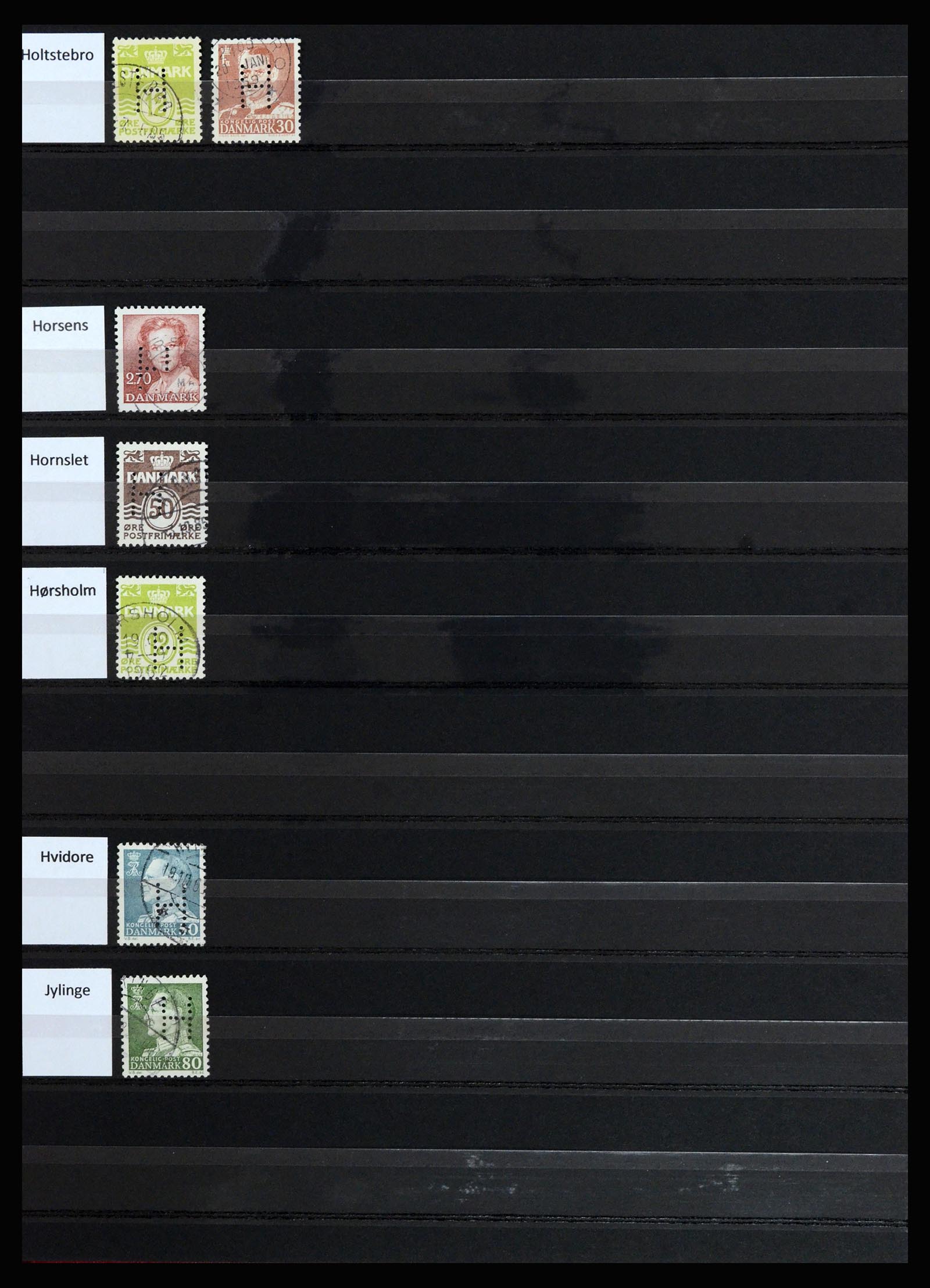 37056 005 - Postzegelverzameling 37056 Denemarken perfins.