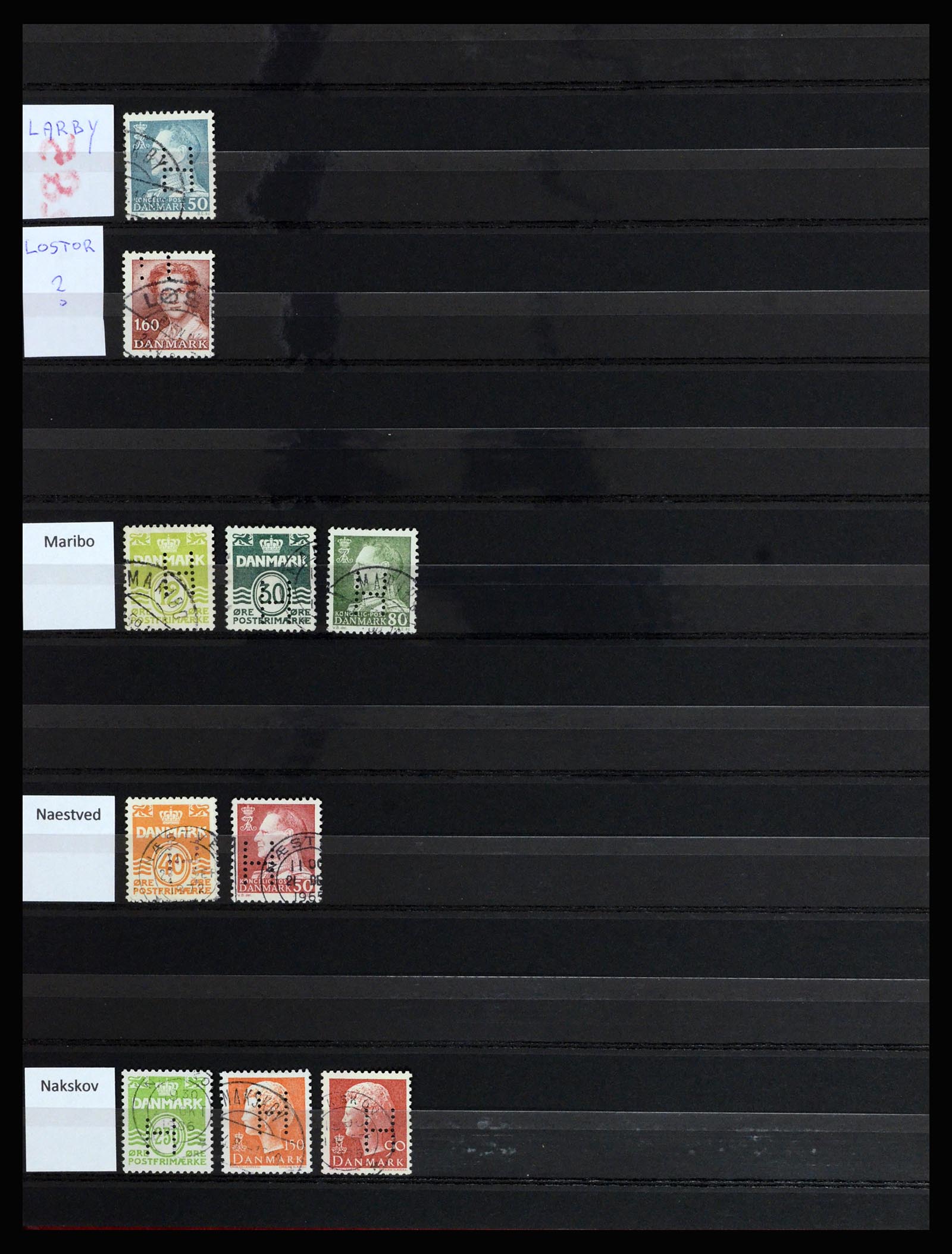 37056 007 - Postzegelverzameling 37056 Denemarken perfins.