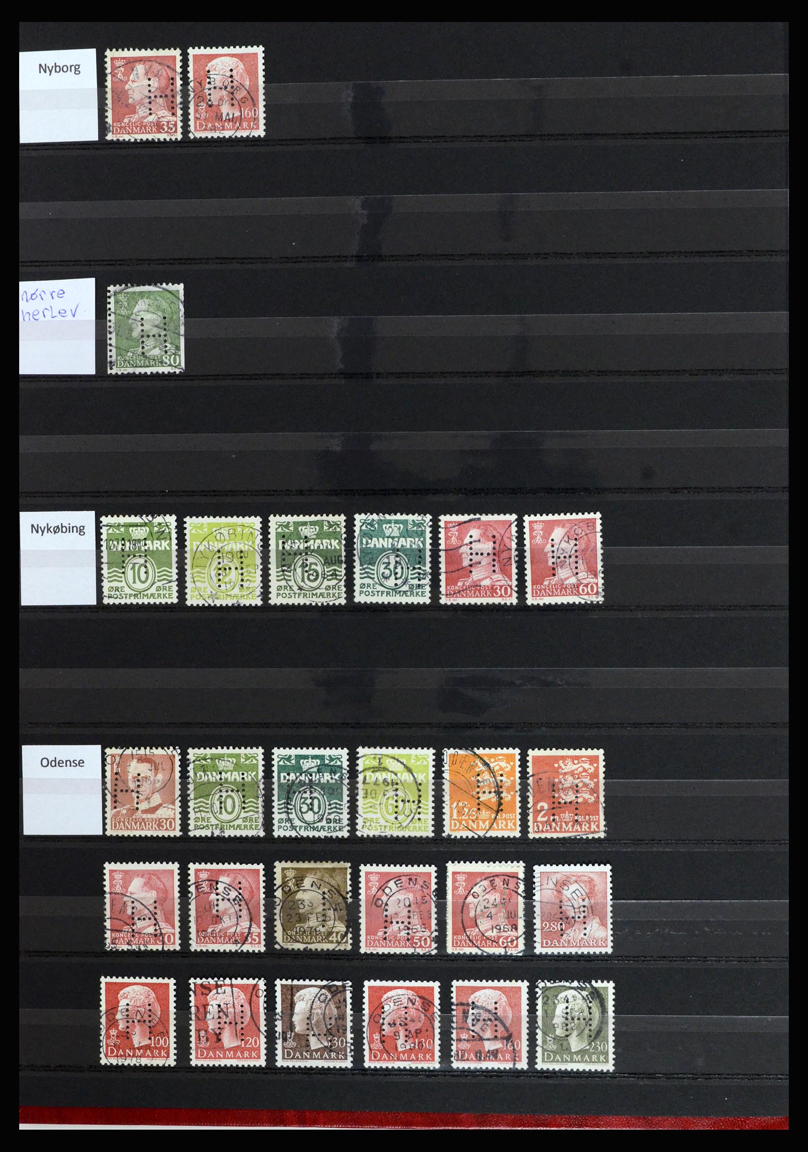37056 008 - Postzegelverzameling 37056 Denemarken perfins.