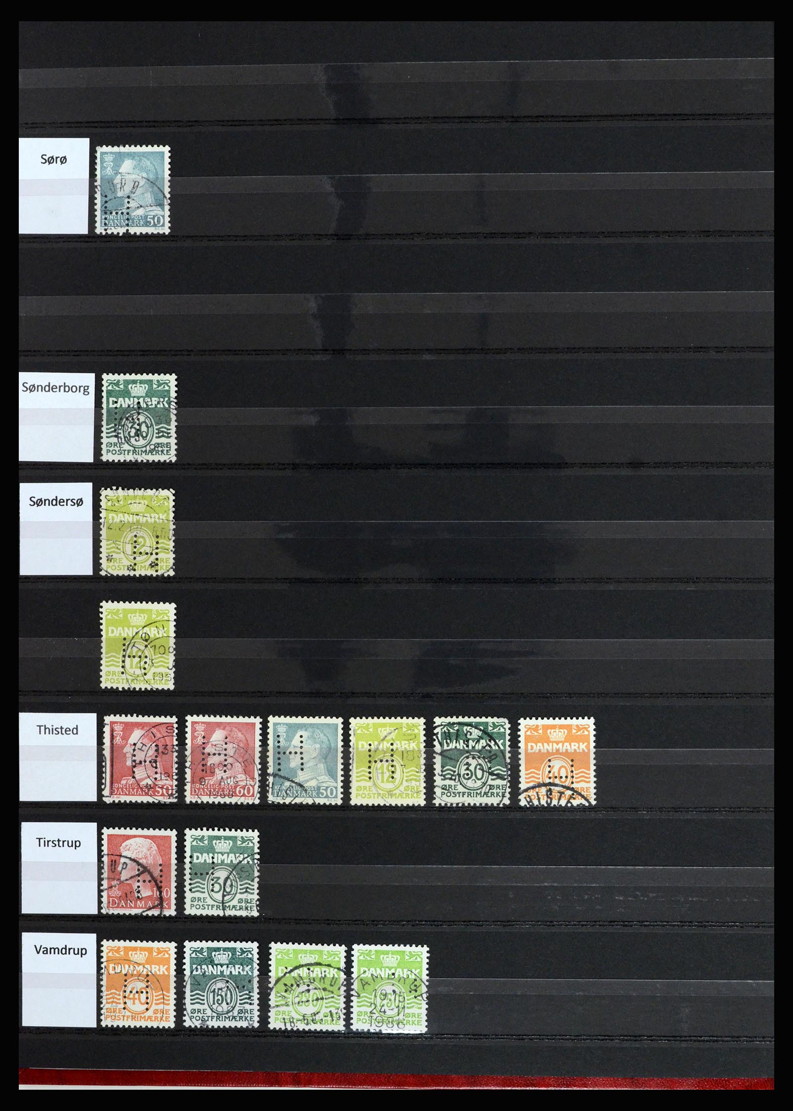 37056 012 - Postzegelverzameling 37056 Denemarken perfins.