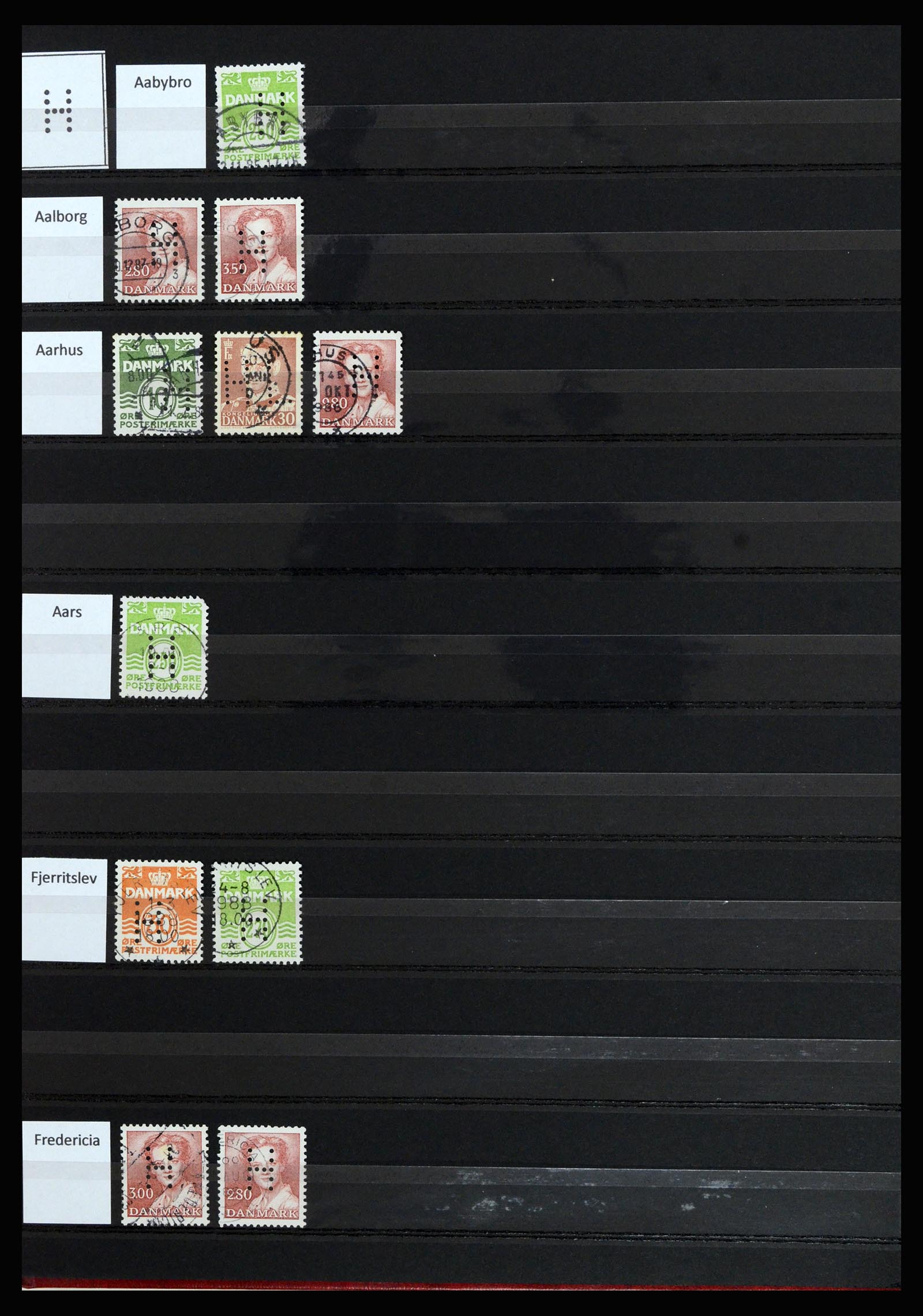 37056 019 - Postzegelverzameling 37056 Denemarken perfins.