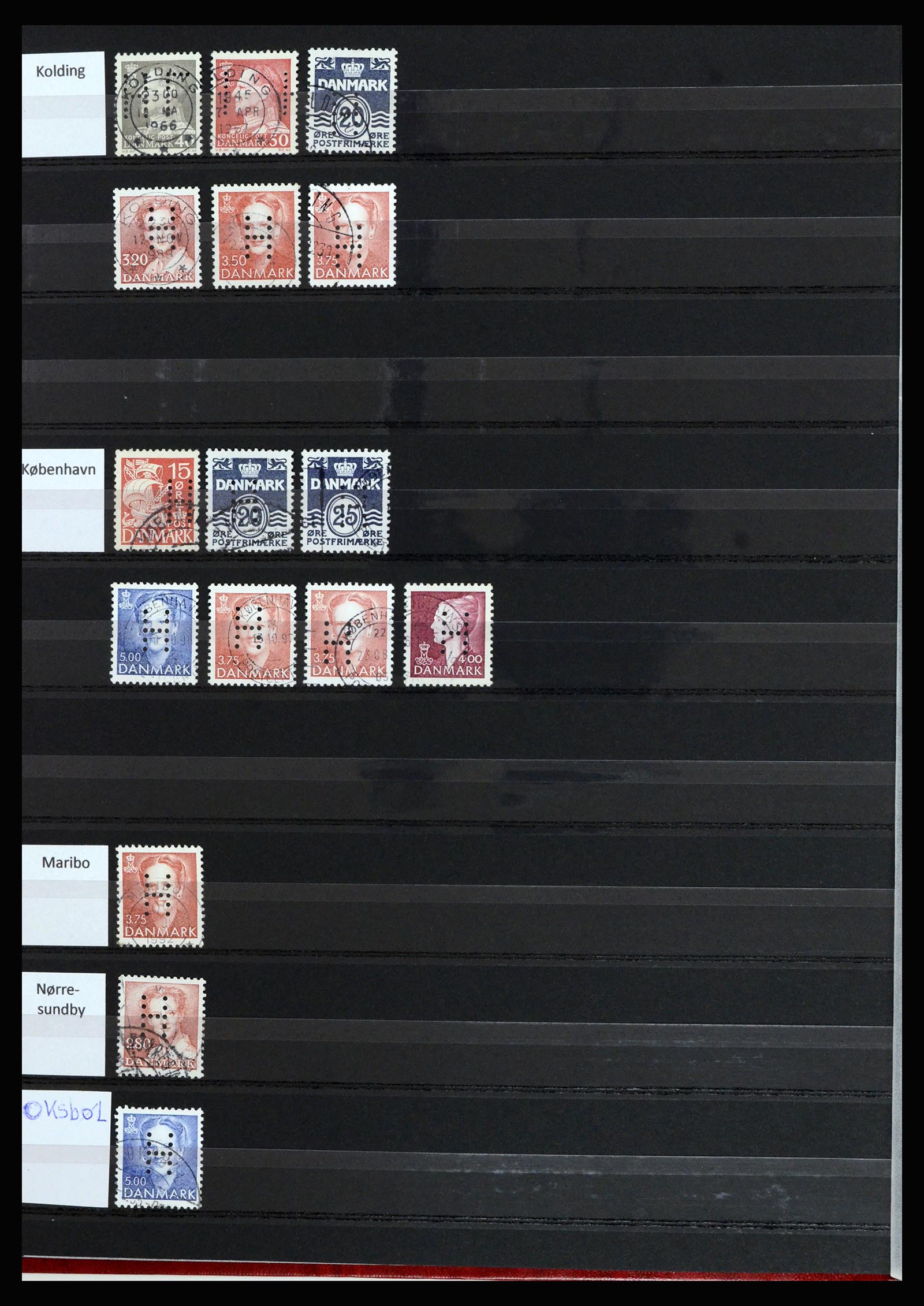 37056 022 - Postzegelverzameling 37056 Denemarken perfins.