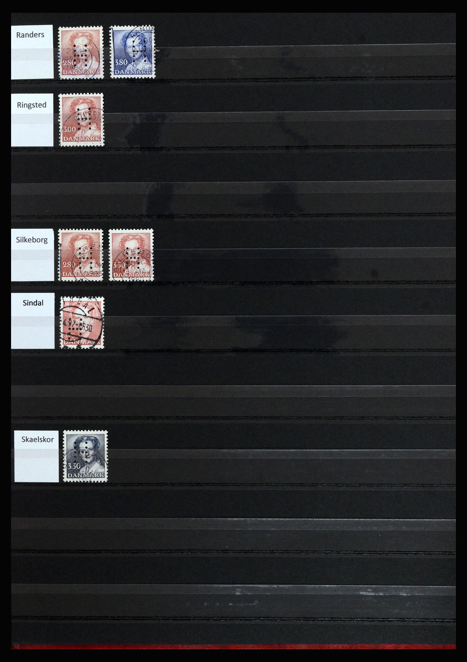 37056 023 - Postzegelverzameling 37056 Denemarken perfins.