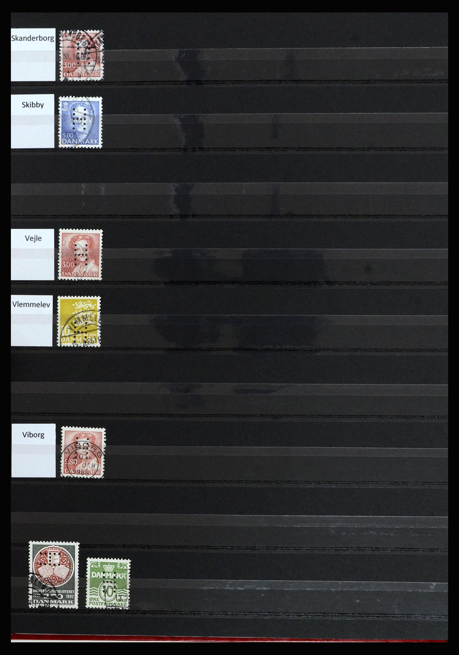 37056 024 - Postzegelverzameling 37056 Denemarken perfins.