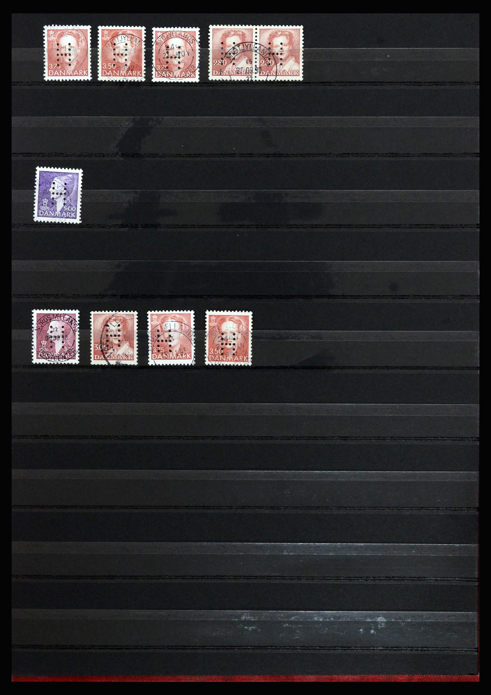 37056 025 - Postzegelverzameling 37056 Denemarken perfins.