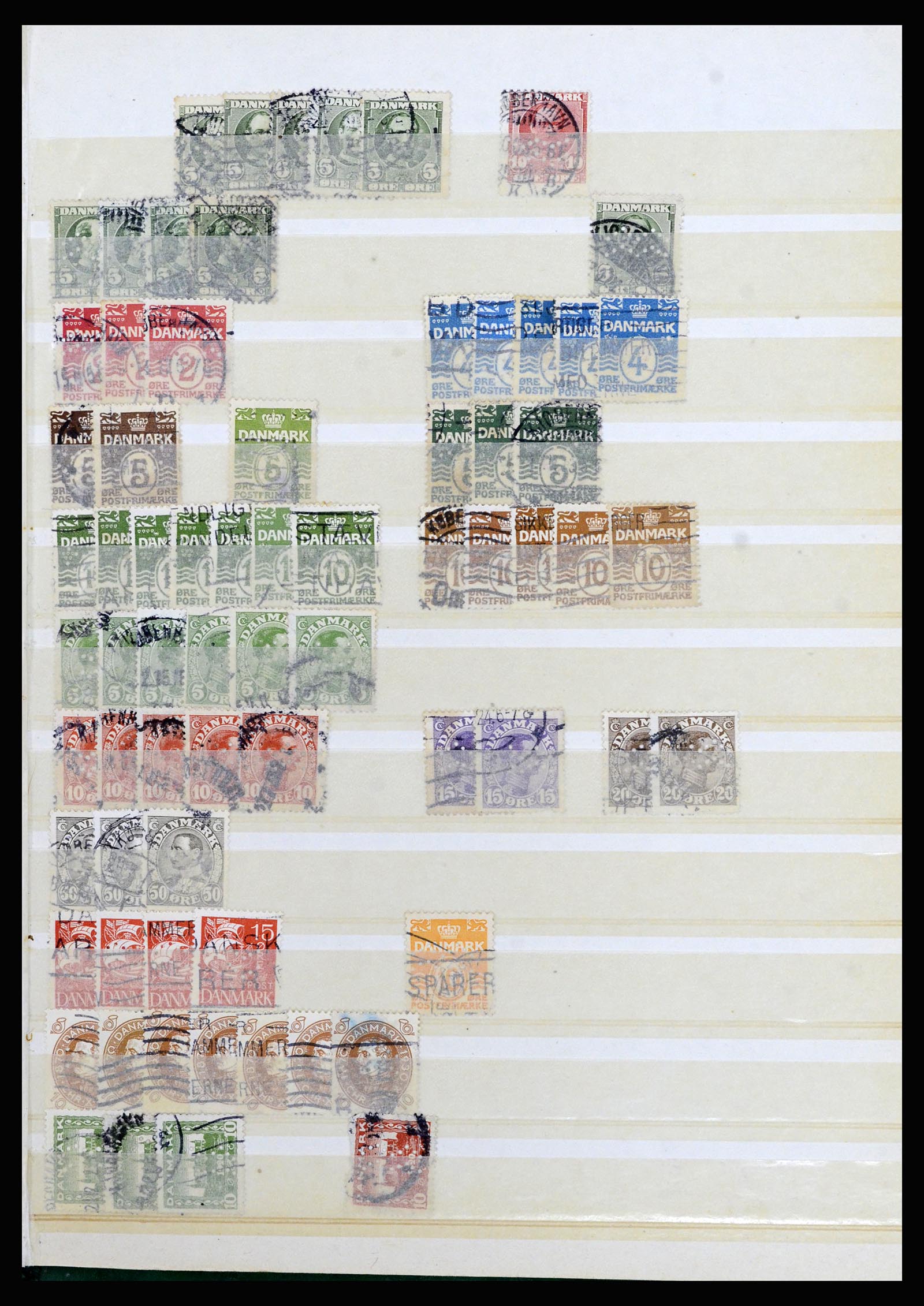 37056 026 - Postzegelverzameling 37056 Denemarken perfins.