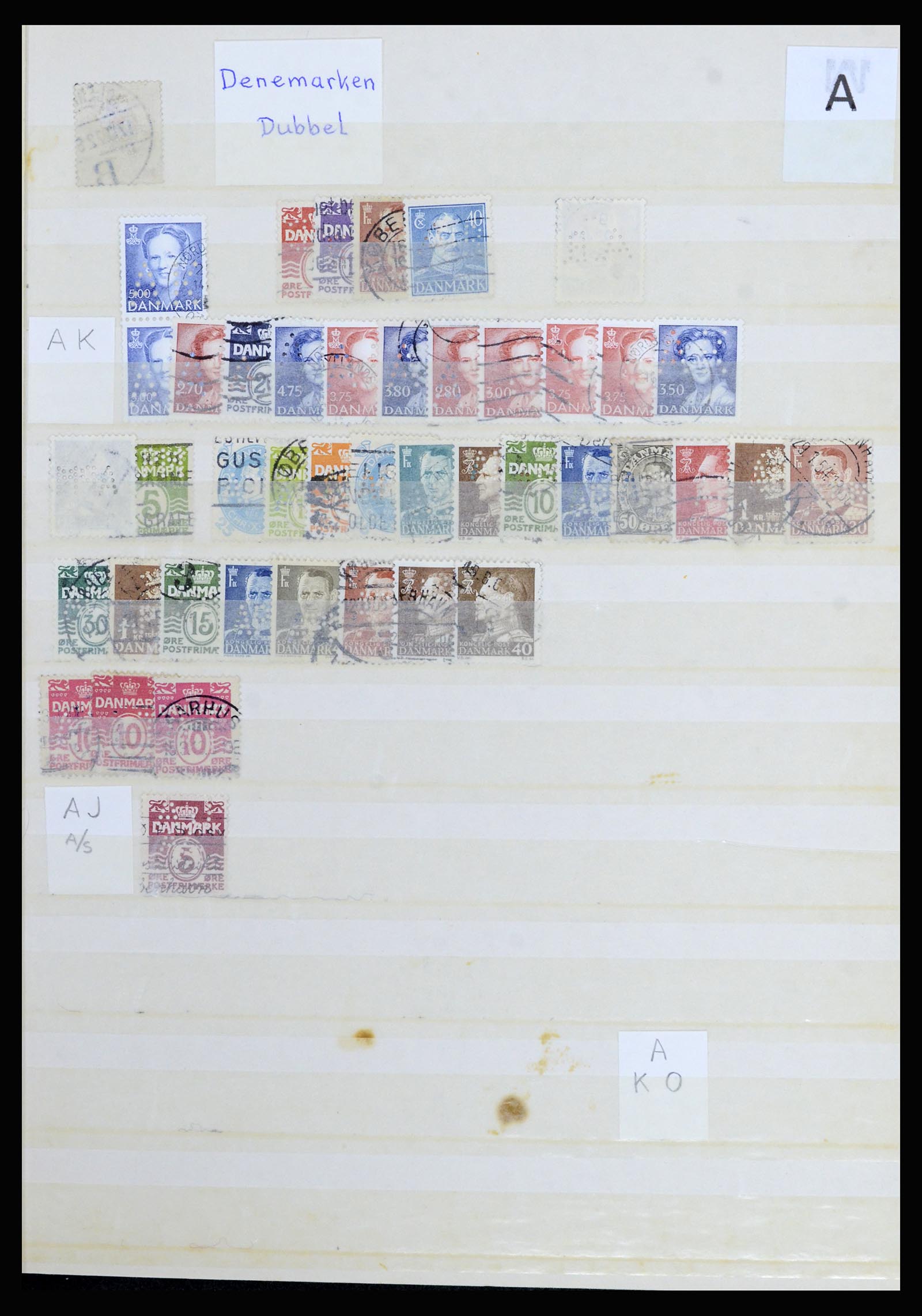 37056 042 - Postzegelverzameling 37056 Denemarken perfins.