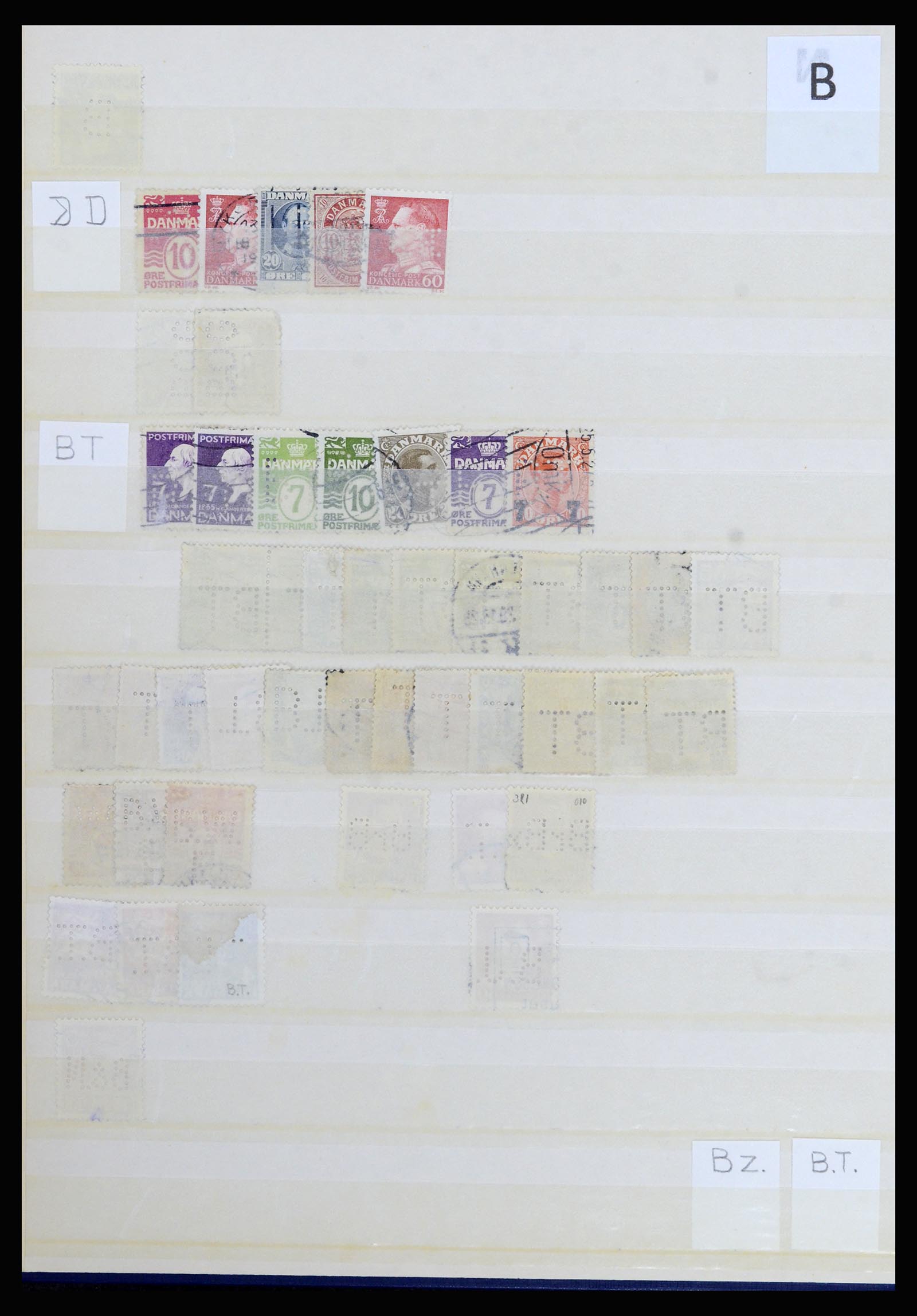 37056 043 - Postzegelverzameling 37056 Denemarken perfins.