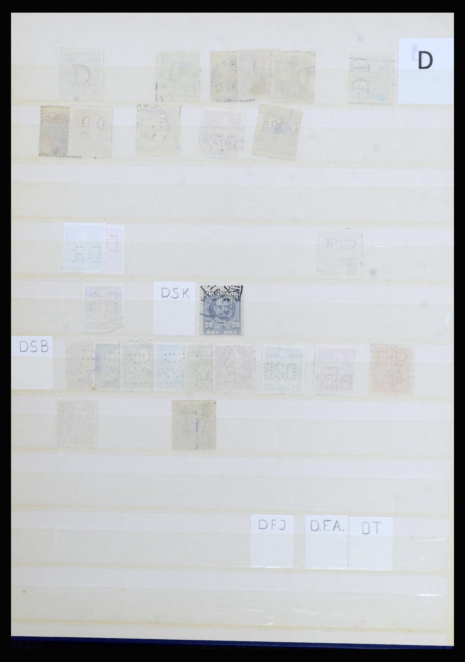 37056 045 - Postzegelverzameling 37056 Denemarken perfins.