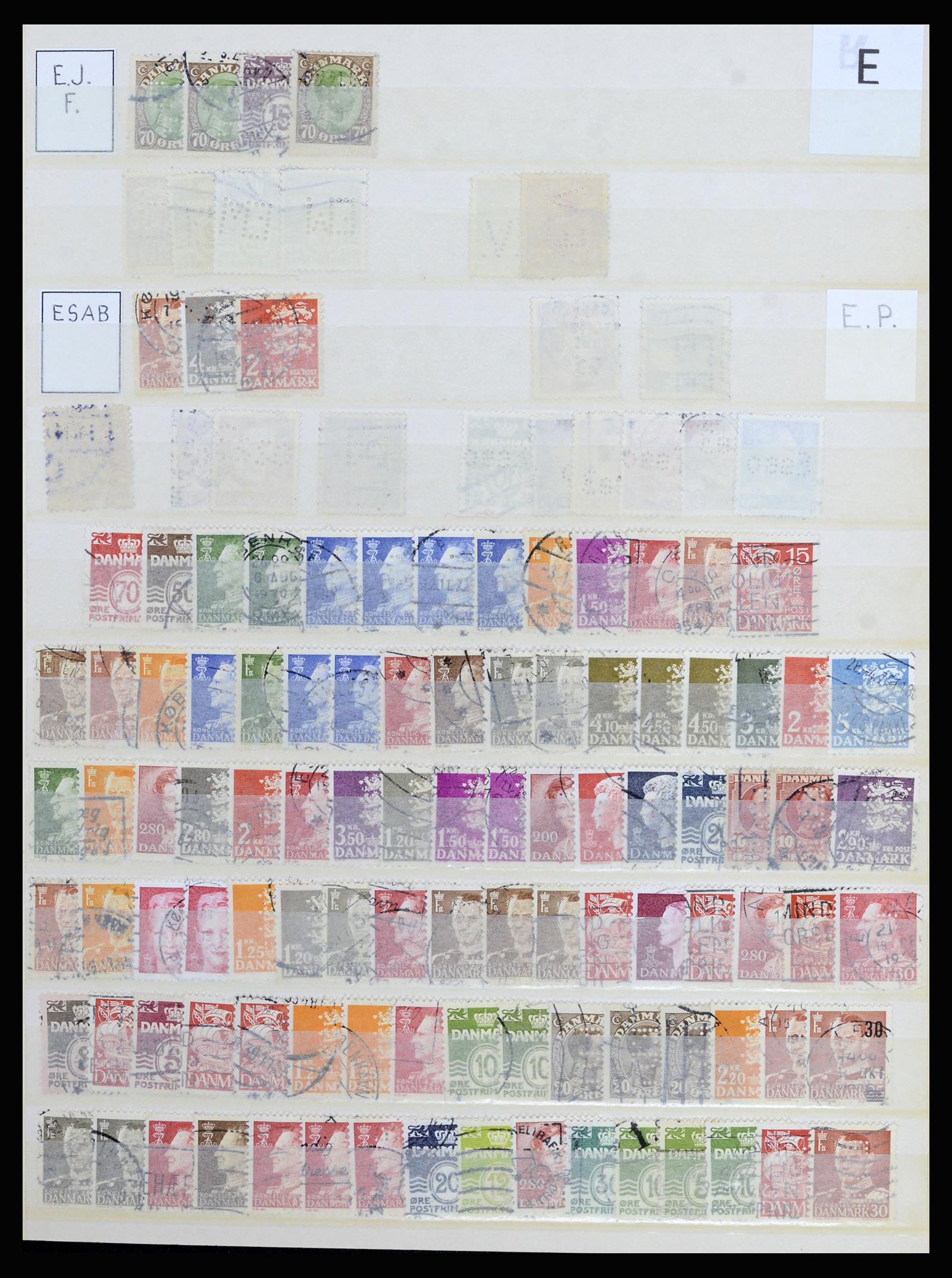 37056 046 - Postzegelverzameling 37056 Denemarken perfins.