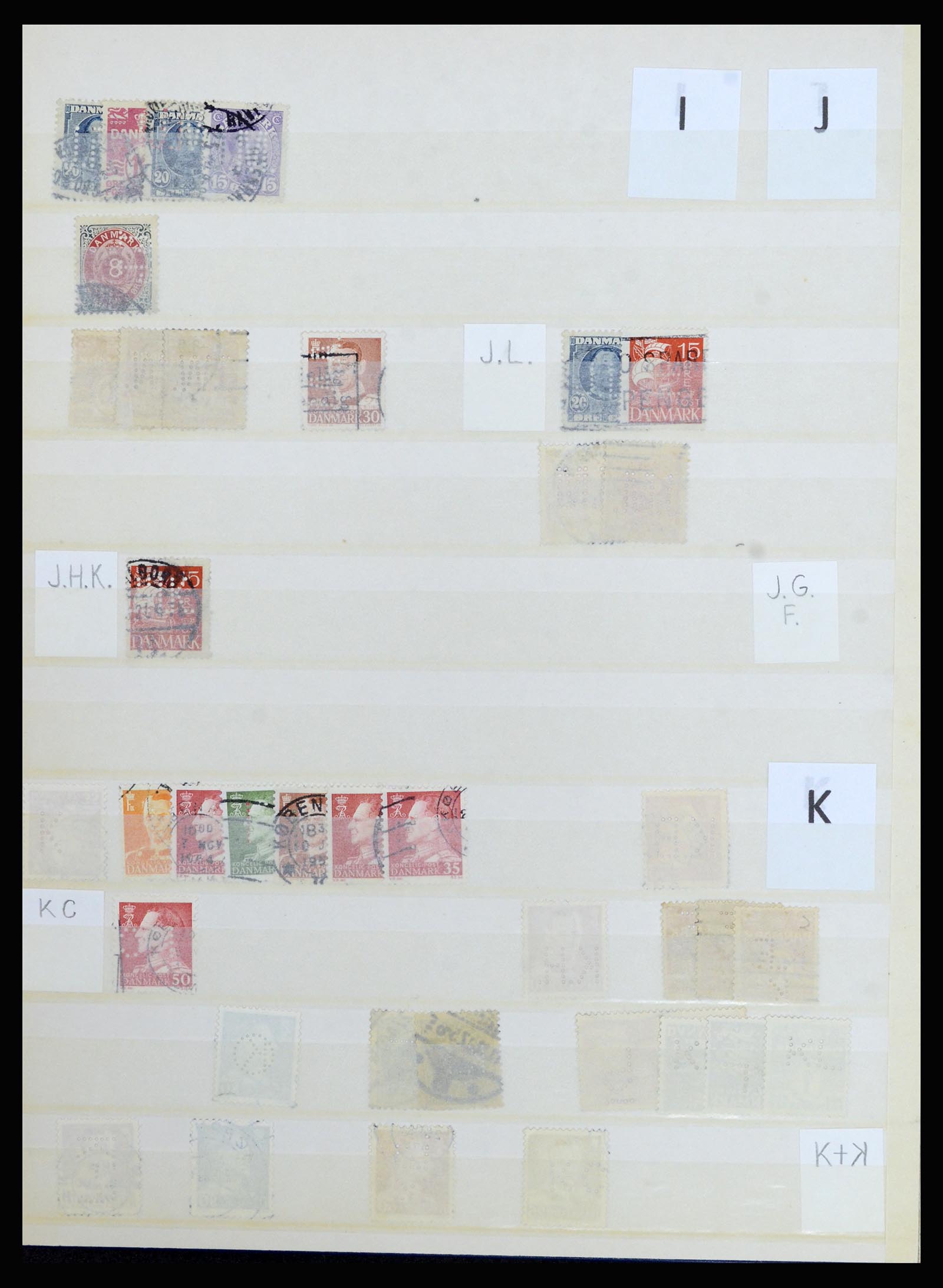 37056 051 - Postzegelverzameling 37056 Denemarken perfins.