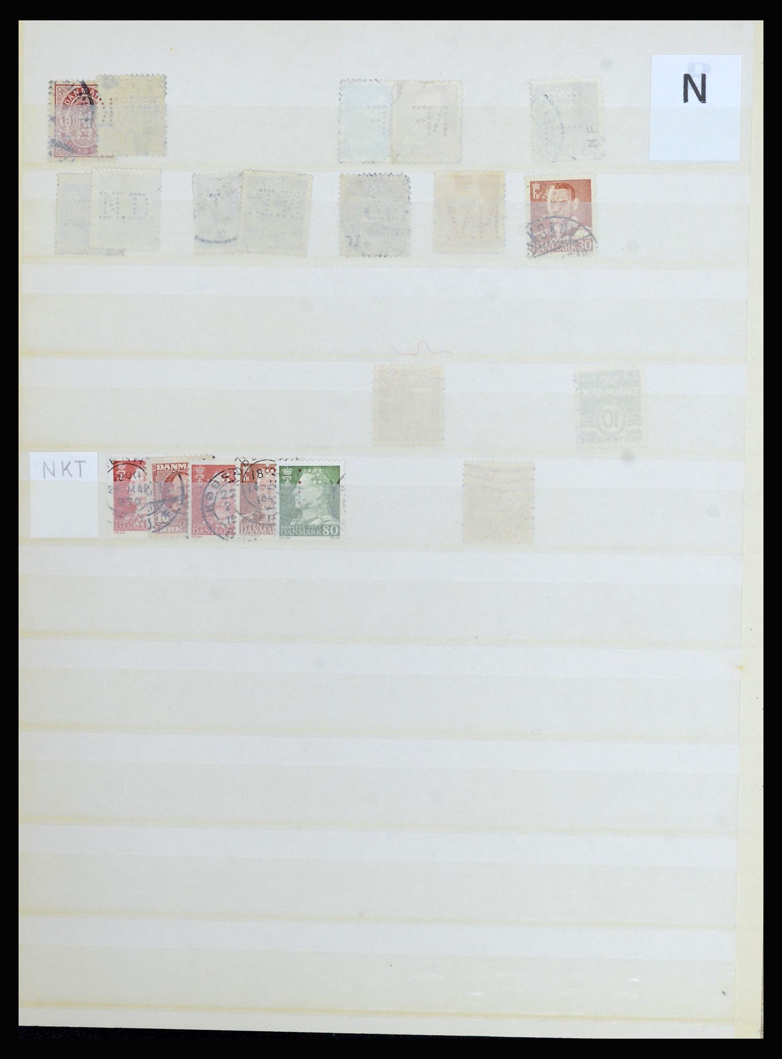 37056 055 - Postzegelverzameling 37056 Denemarken perfins.