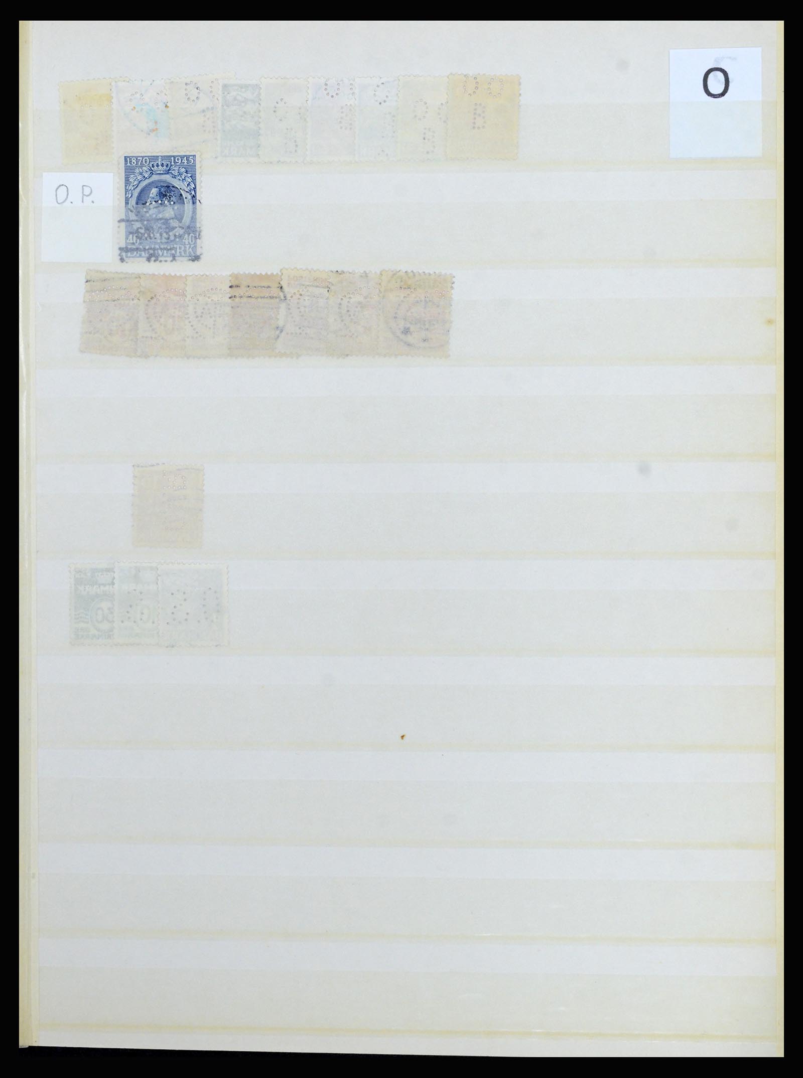 37056 056 - Postzegelverzameling 37056 Denemarken perfins.