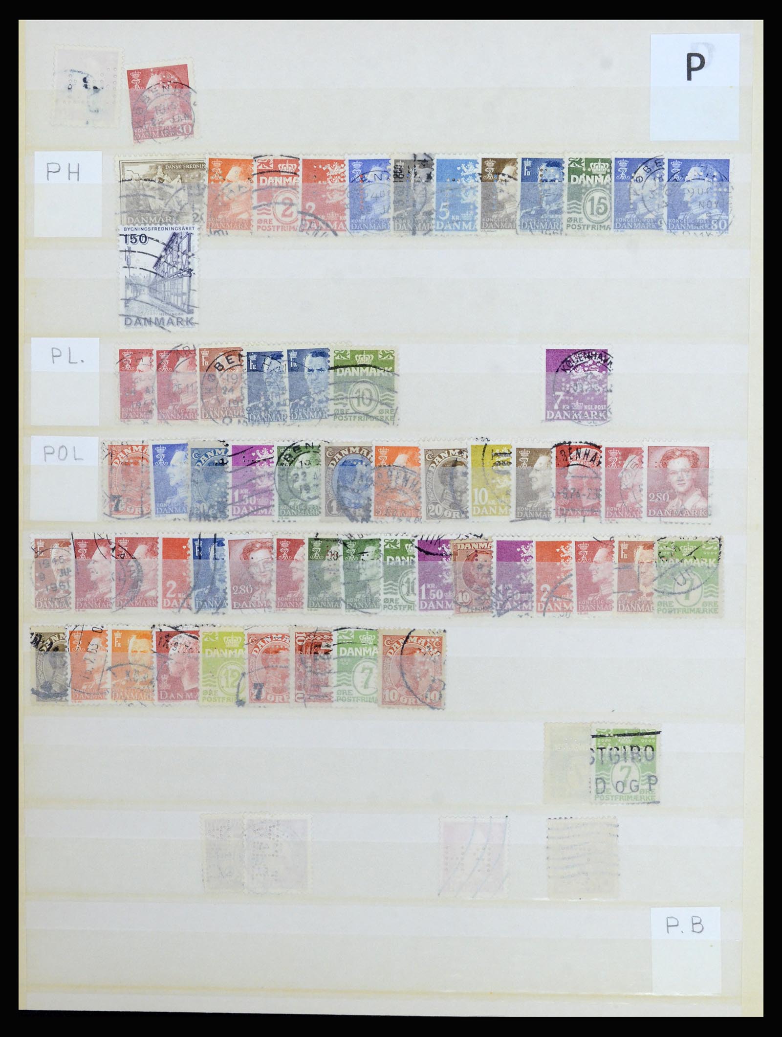 37056 057 - Postzegelverzameling 37056 Denemarken perfins.