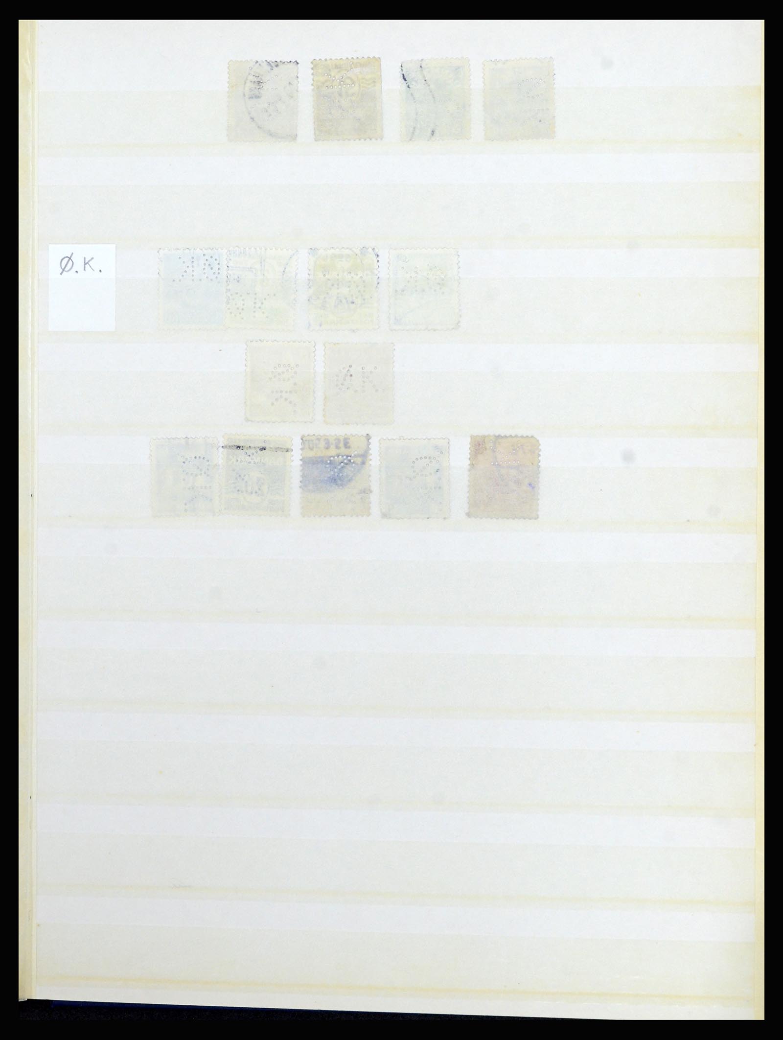 37056 063 - Postzegelverzameling 37056 Denemarken perfins.