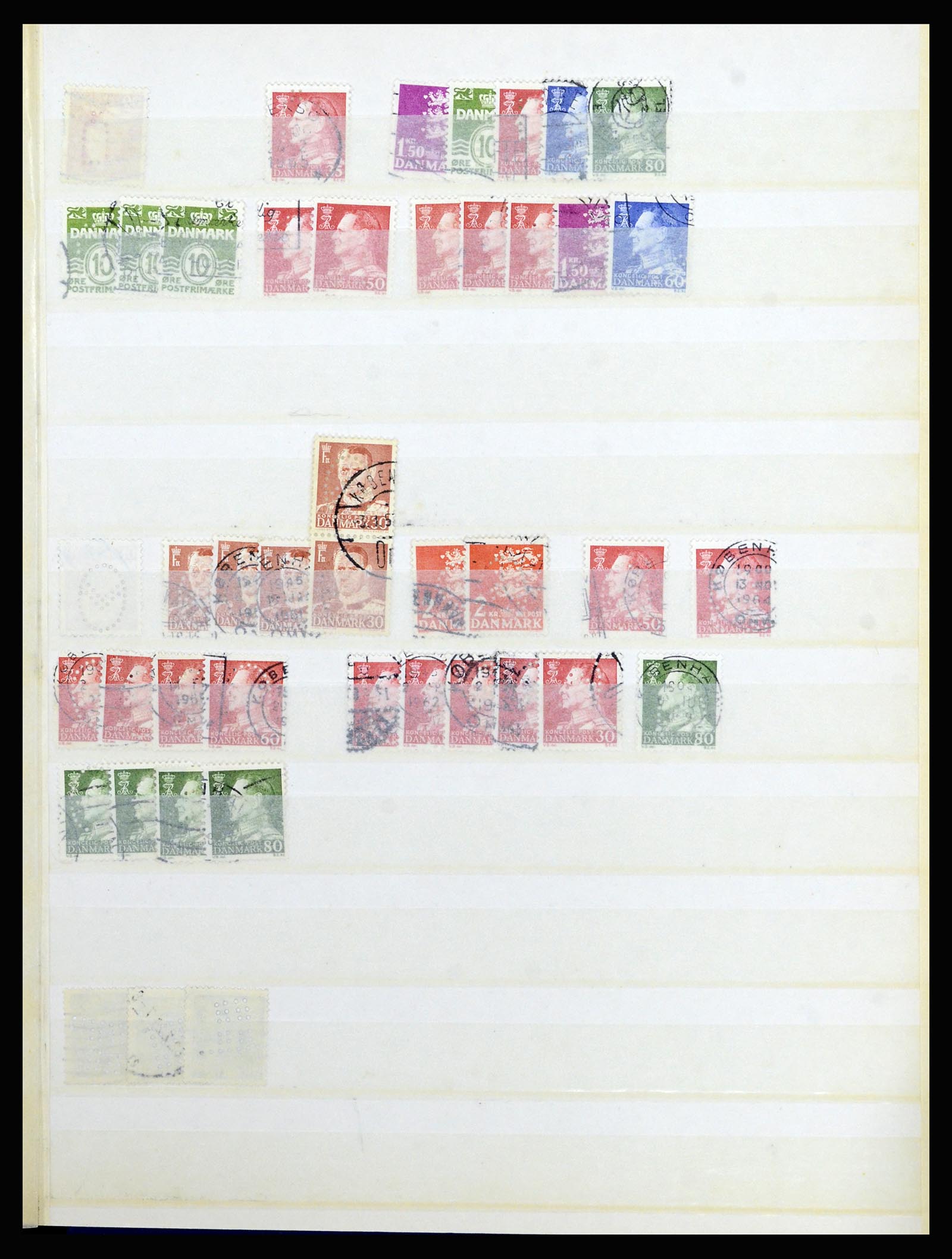 37056 065 - Postzegelverzameling 37056 Denemarken perfins.
